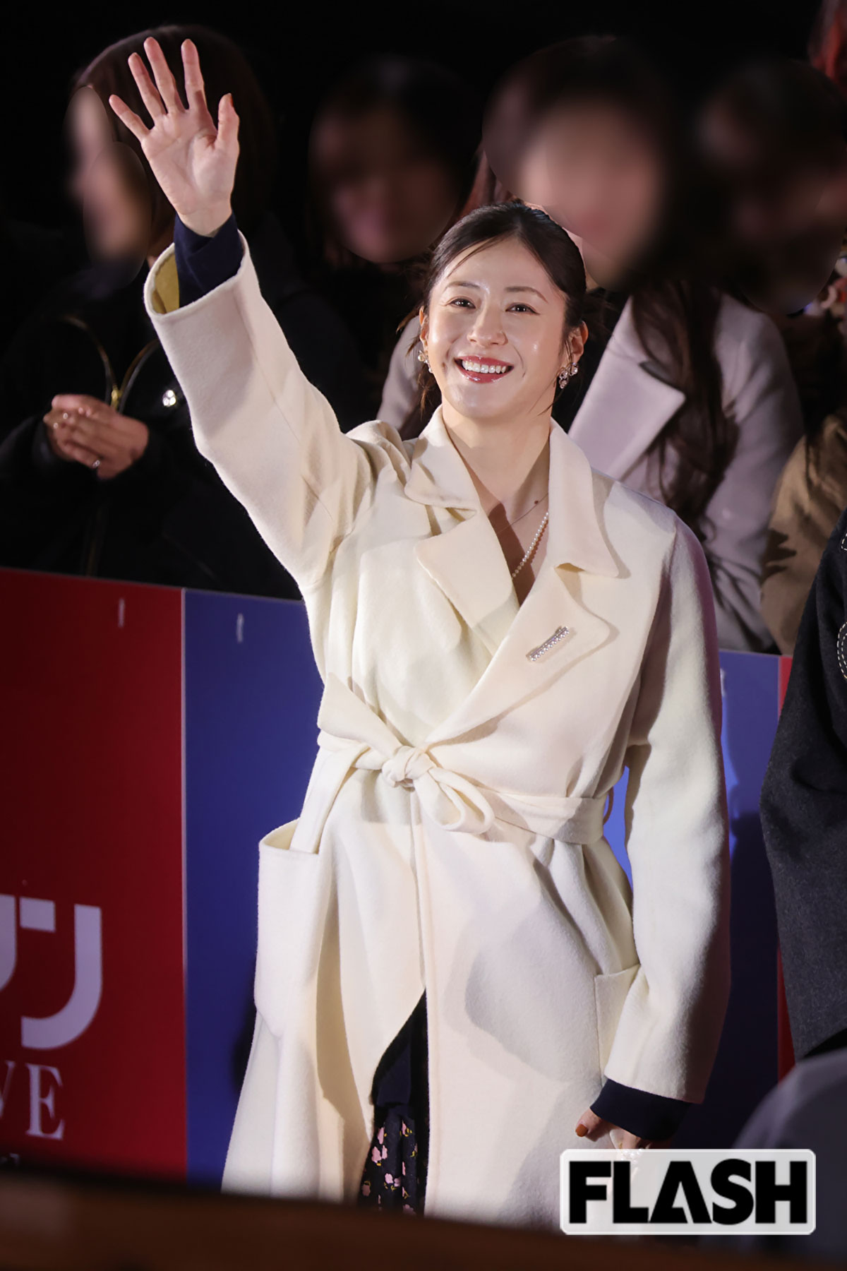 清楚なホワイトコートを着た松本若菜