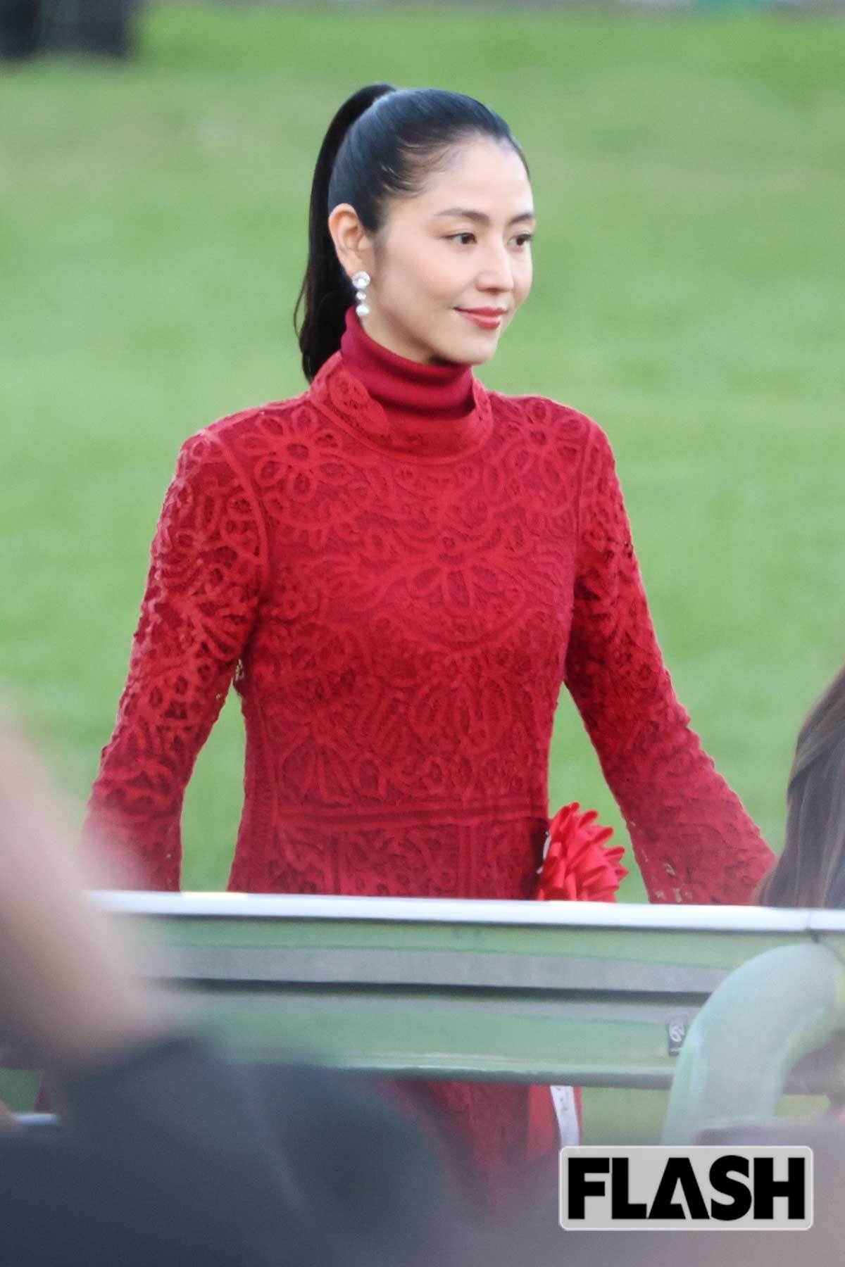 結婚公表した「長澤まさみ」美しすぎる全身赤色コーデをキャッチ！ 4年連続「有馬記念」の大役で公私ともに絶好調