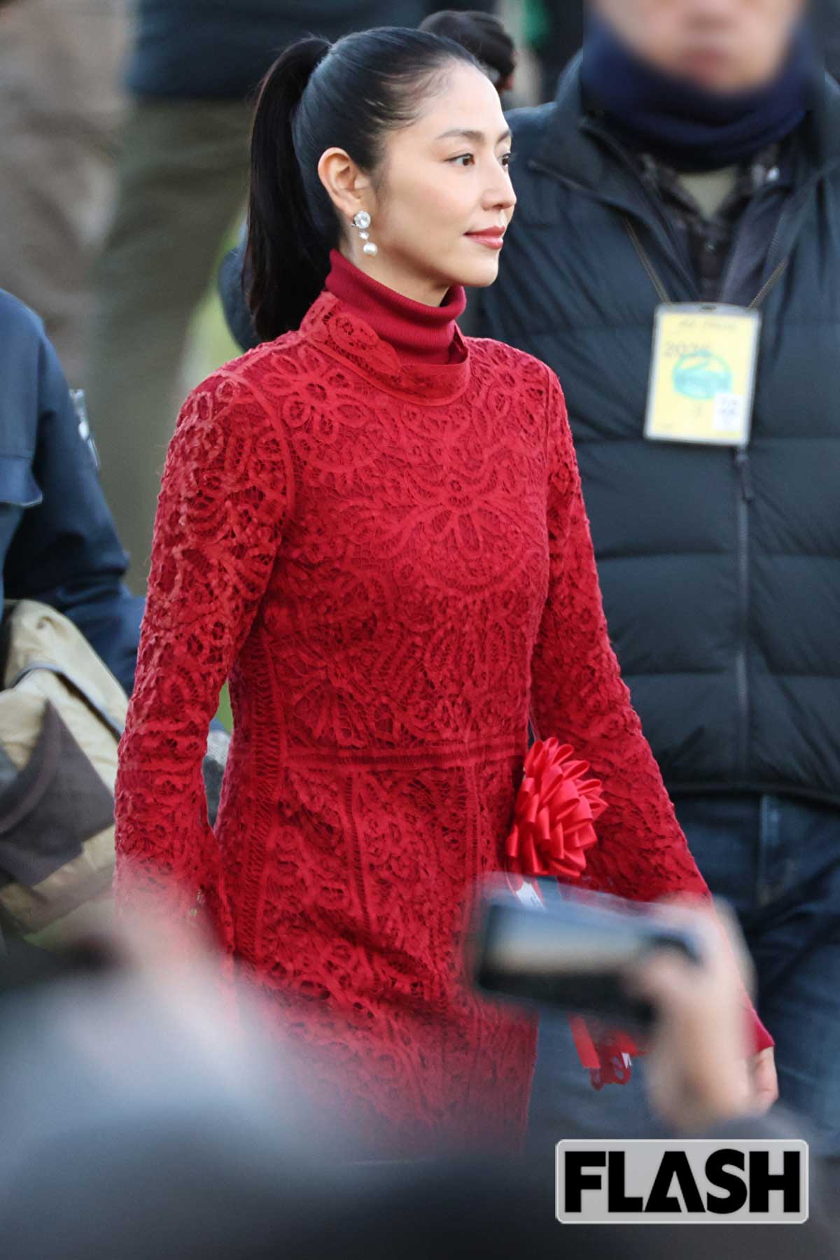 赤いドレスを身にまとった長澤まさみ　オールバックヘアーの気品溢れるスタイルだ