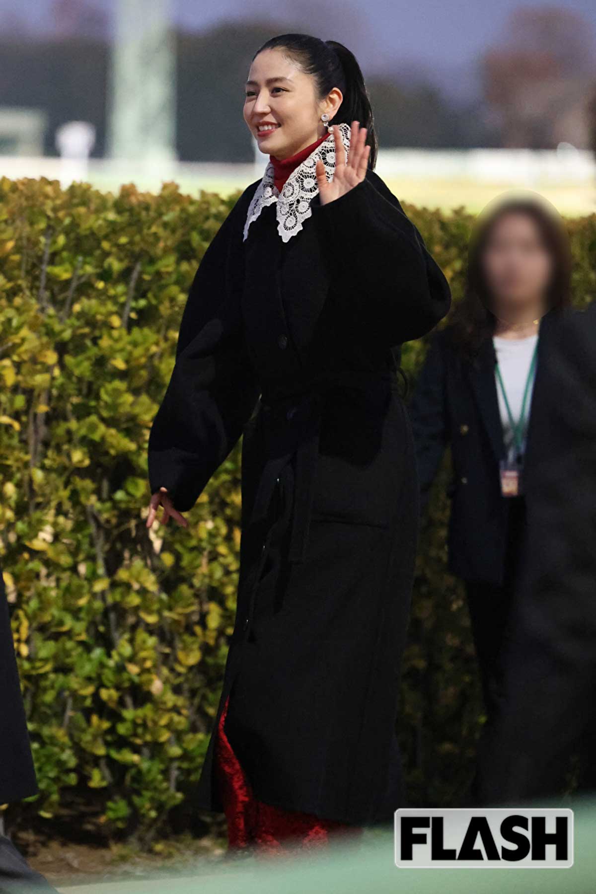 黒いコートを羽織る長澤まさみ