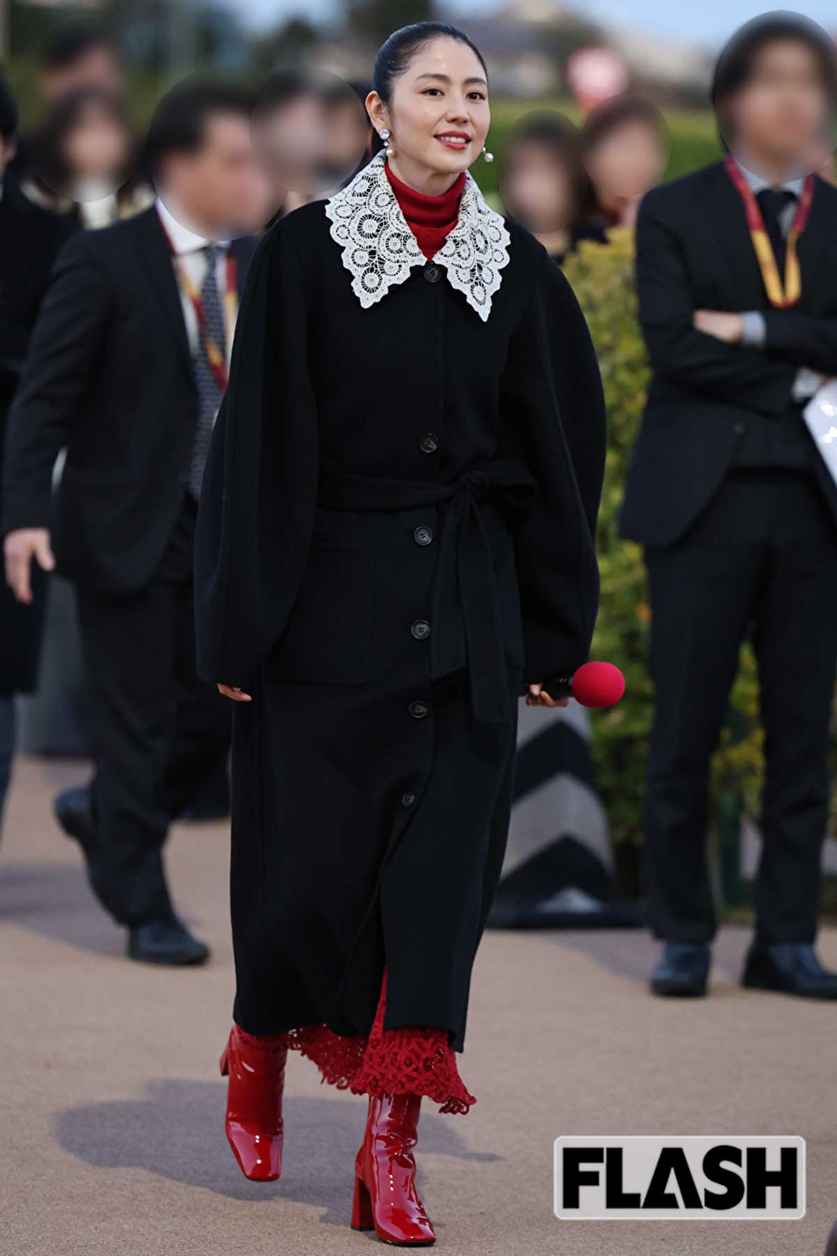 ブーツまで赤で揃えた長澤まさみ