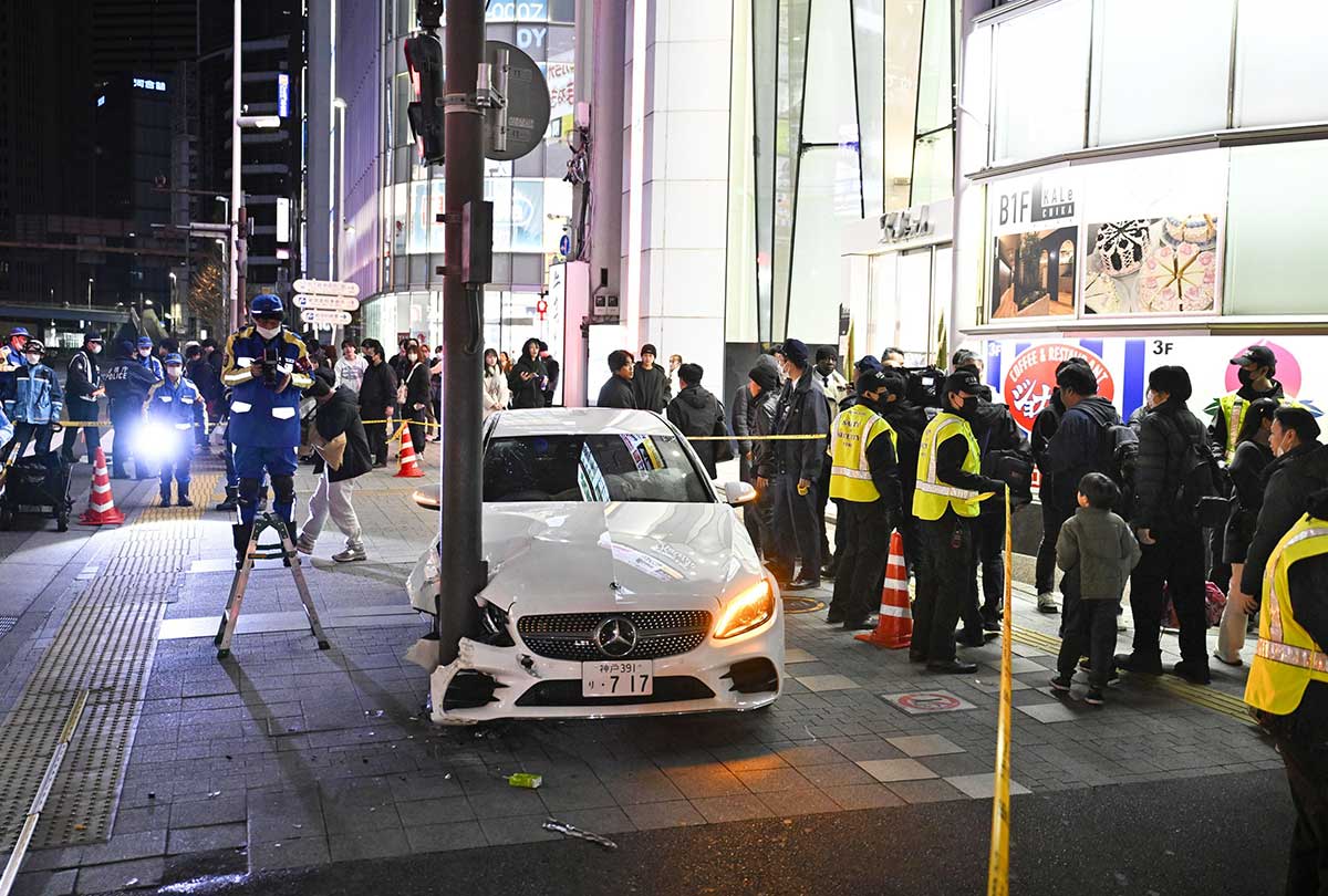 大みそかの新宿を大混乱させた「大ガード車両突っ込み事故」目撃者が語るドラ…