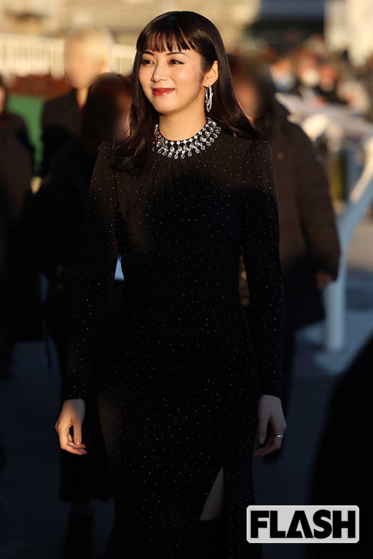 「第71回東京大賞典」に登場した池田エライザ。深いスリットの入った美しい黒いドレスを着こなした