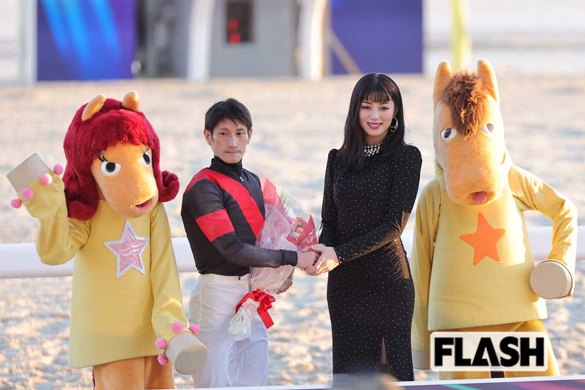 記念撮影をする池田エライザ