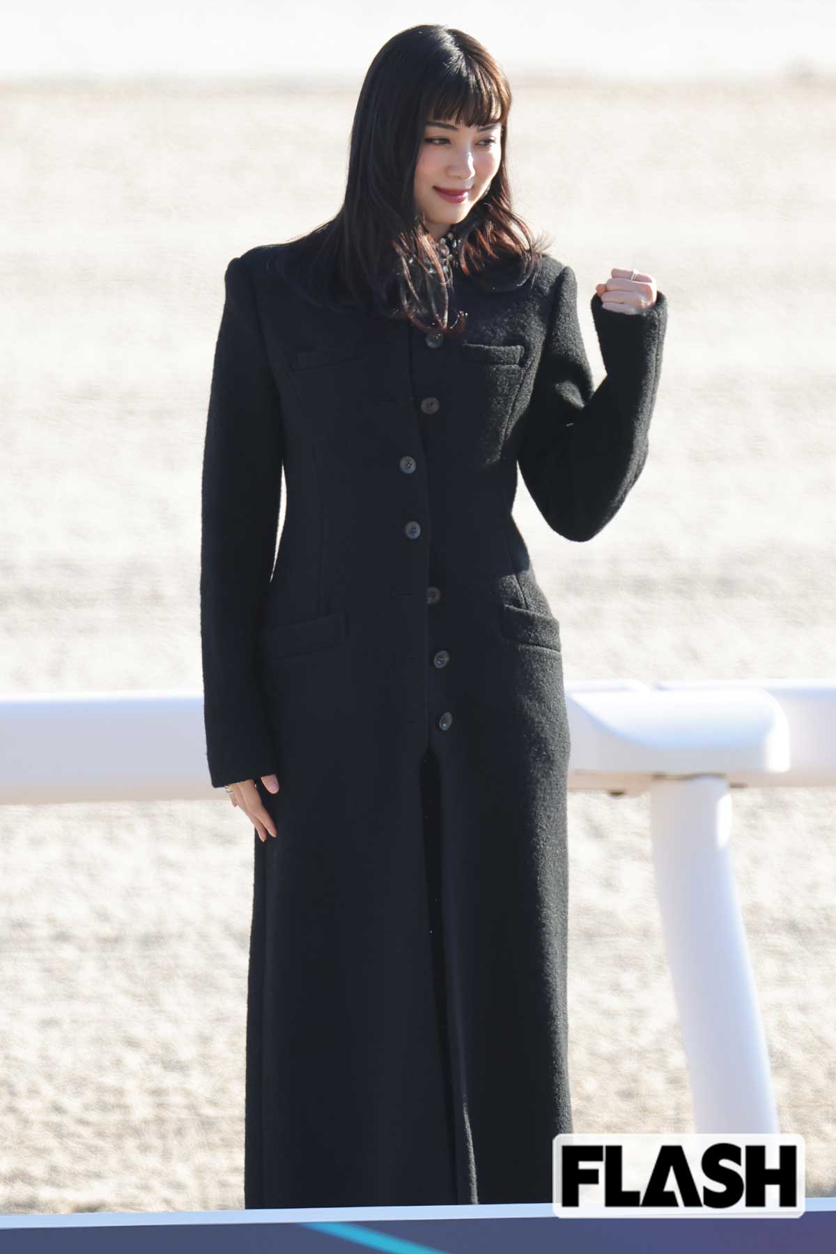 ガッツポーズをする池田エライザ