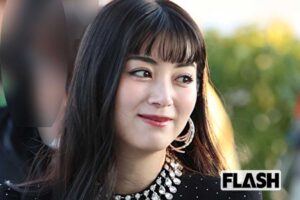 池田エライザ　競馬場で“ギリギリ”攻め衣装を披露！ボディラインくっきり姿…