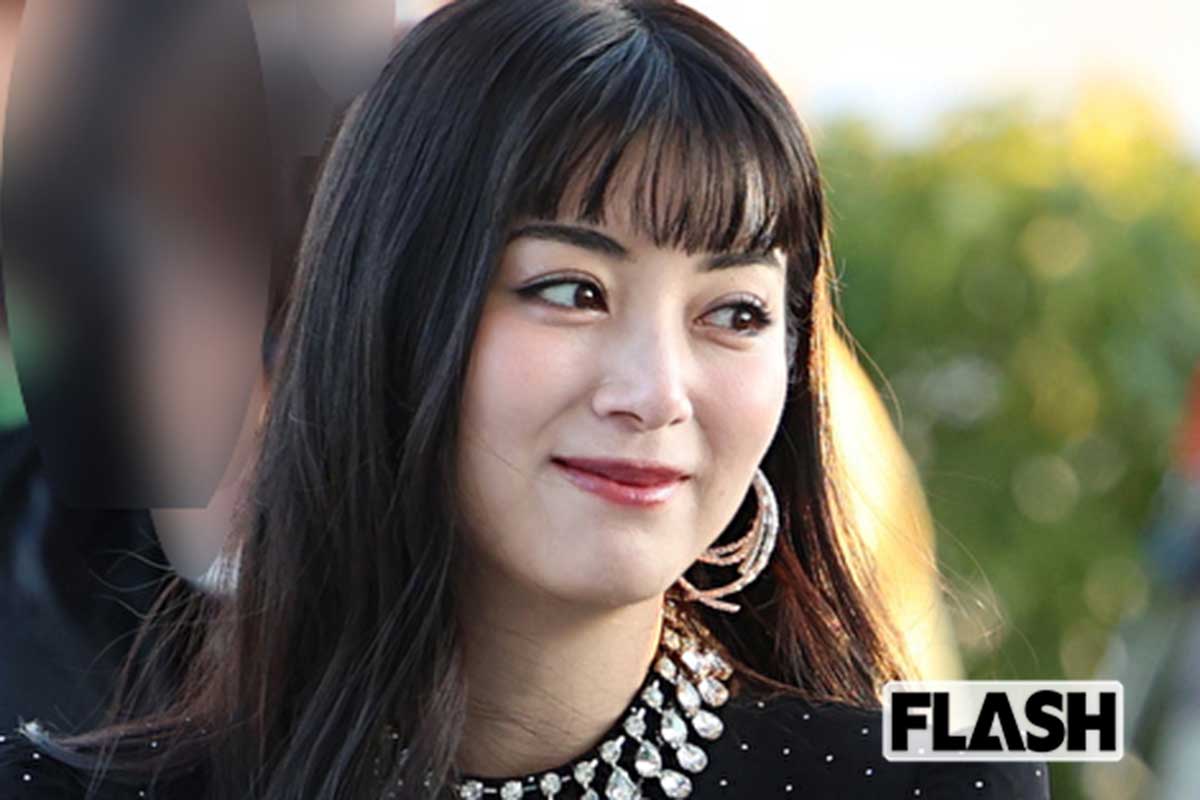 池田エライザ　競馬場で“ギリギリ”攻め衣装を披露！ボディラインくっきり姿…