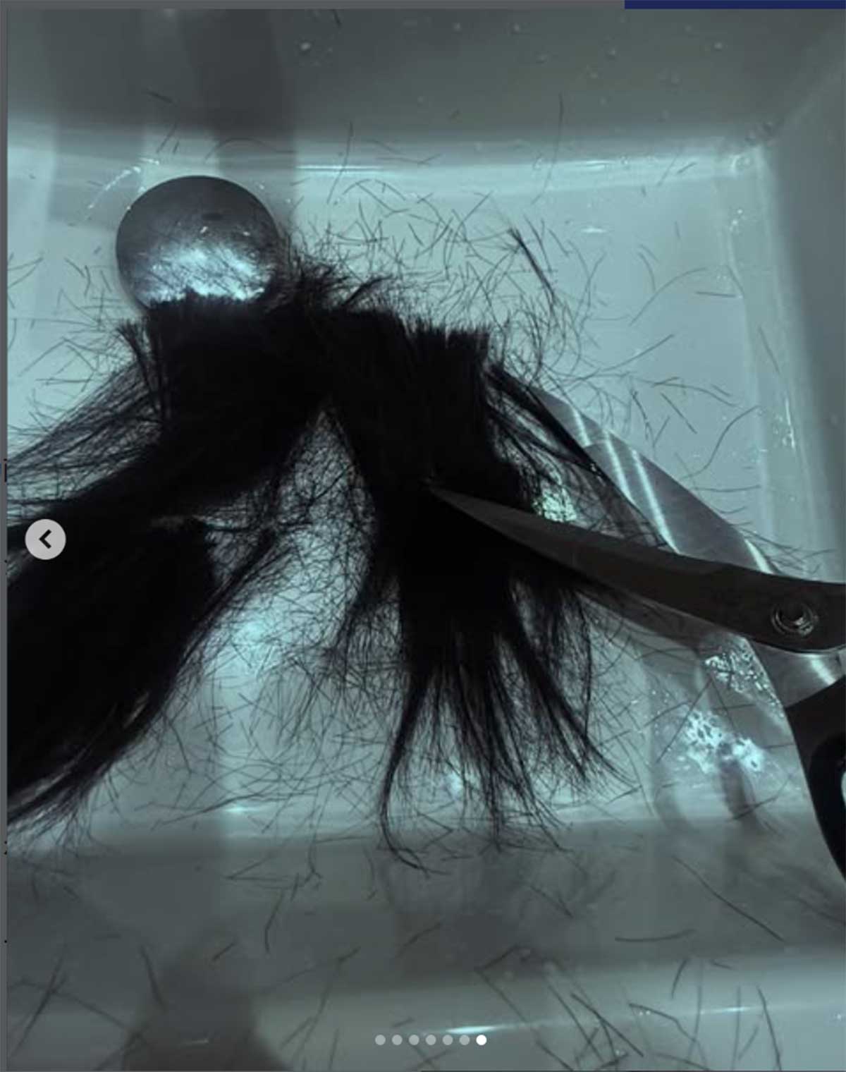 洗面台に散乱する髪とハサミ（写真・本人Instagramより）