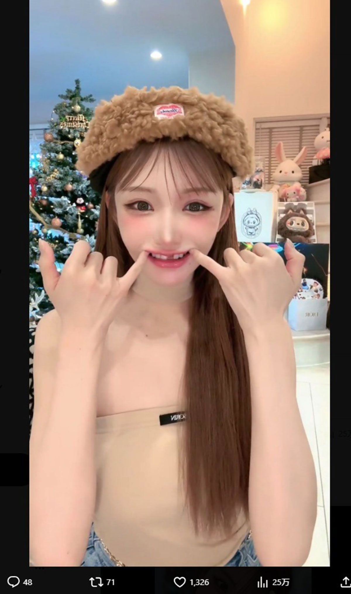 前歯の1本が欠けてしまった明日花キララ。美容整形のための全身麻酔が原因だったという(写真・本人のXより)