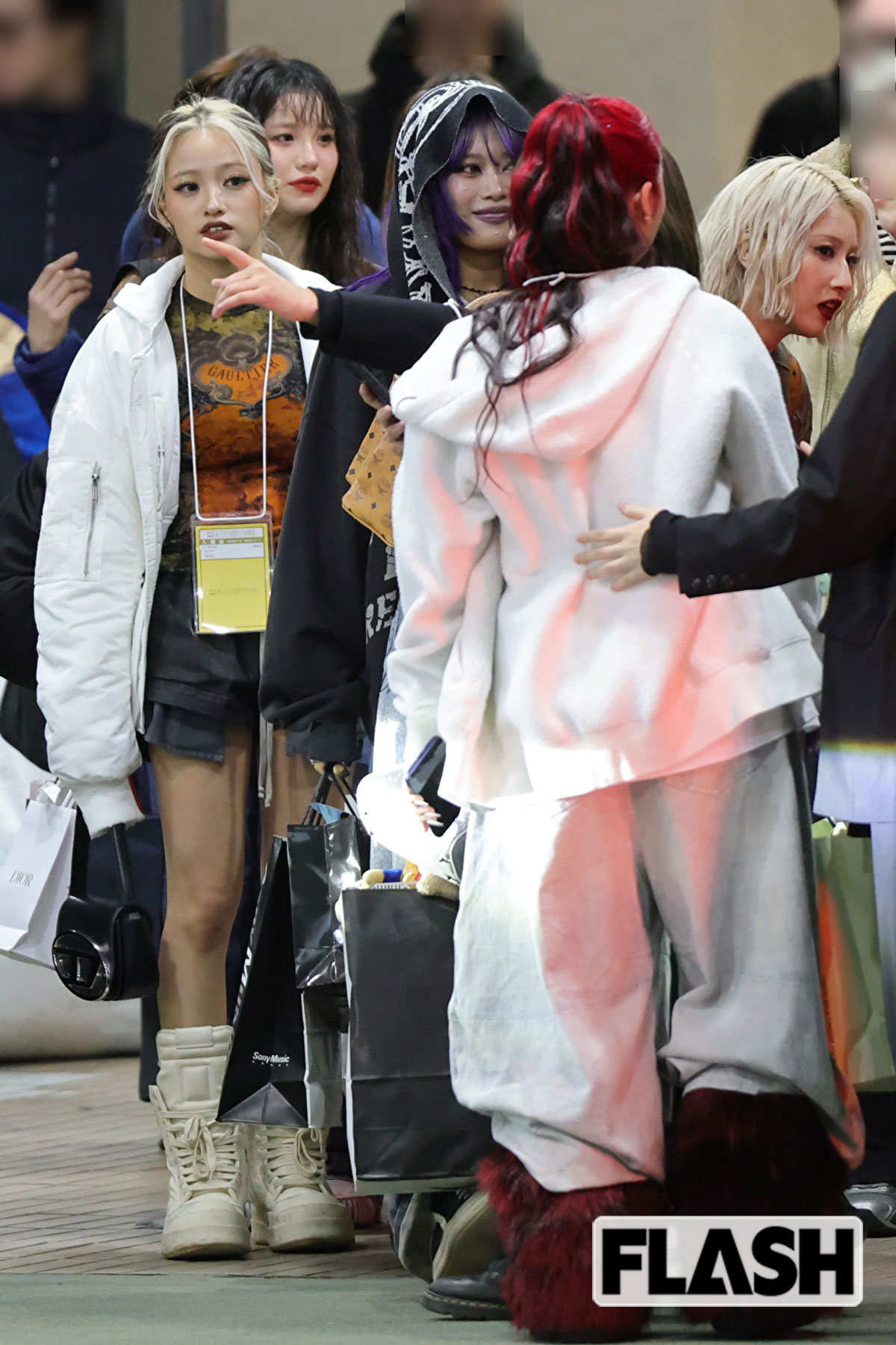 緊張のとけた様子のHANAのメンバーたち