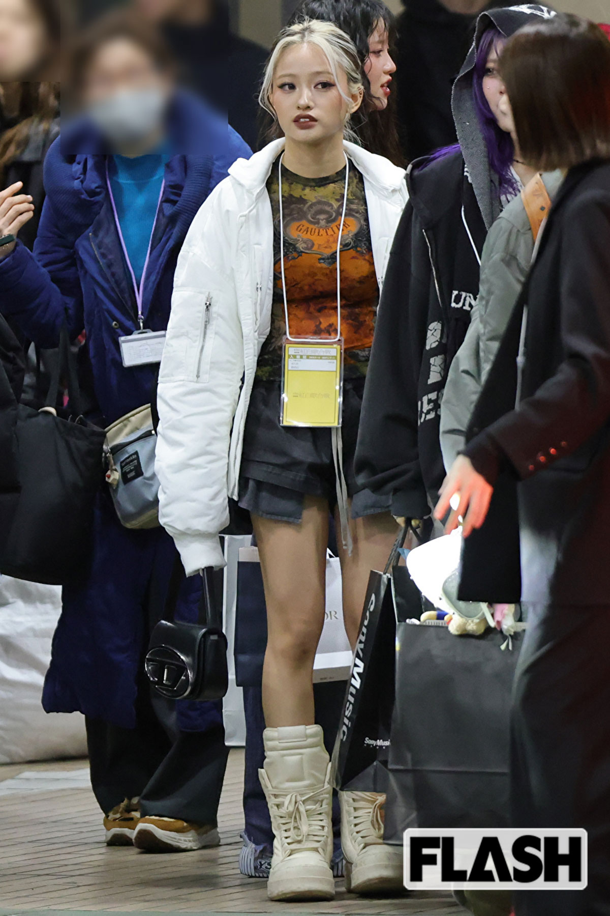 鮮やかな私服姿のHANAのメンバー