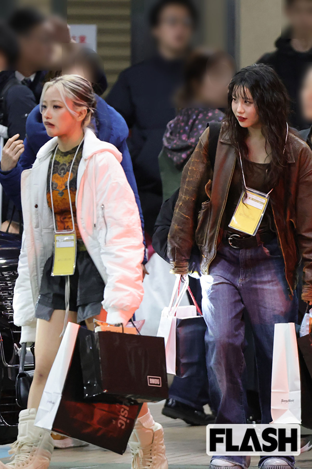 たくさんの荷物を持ってNHKを後にするHANA