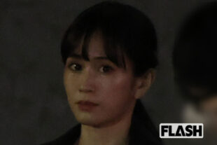 【紅白撮】大島優子は20万円グッチ鞄にド派手青コート、前田敦子はシックな黒…“レジェンド2トップ”の対照的な私服