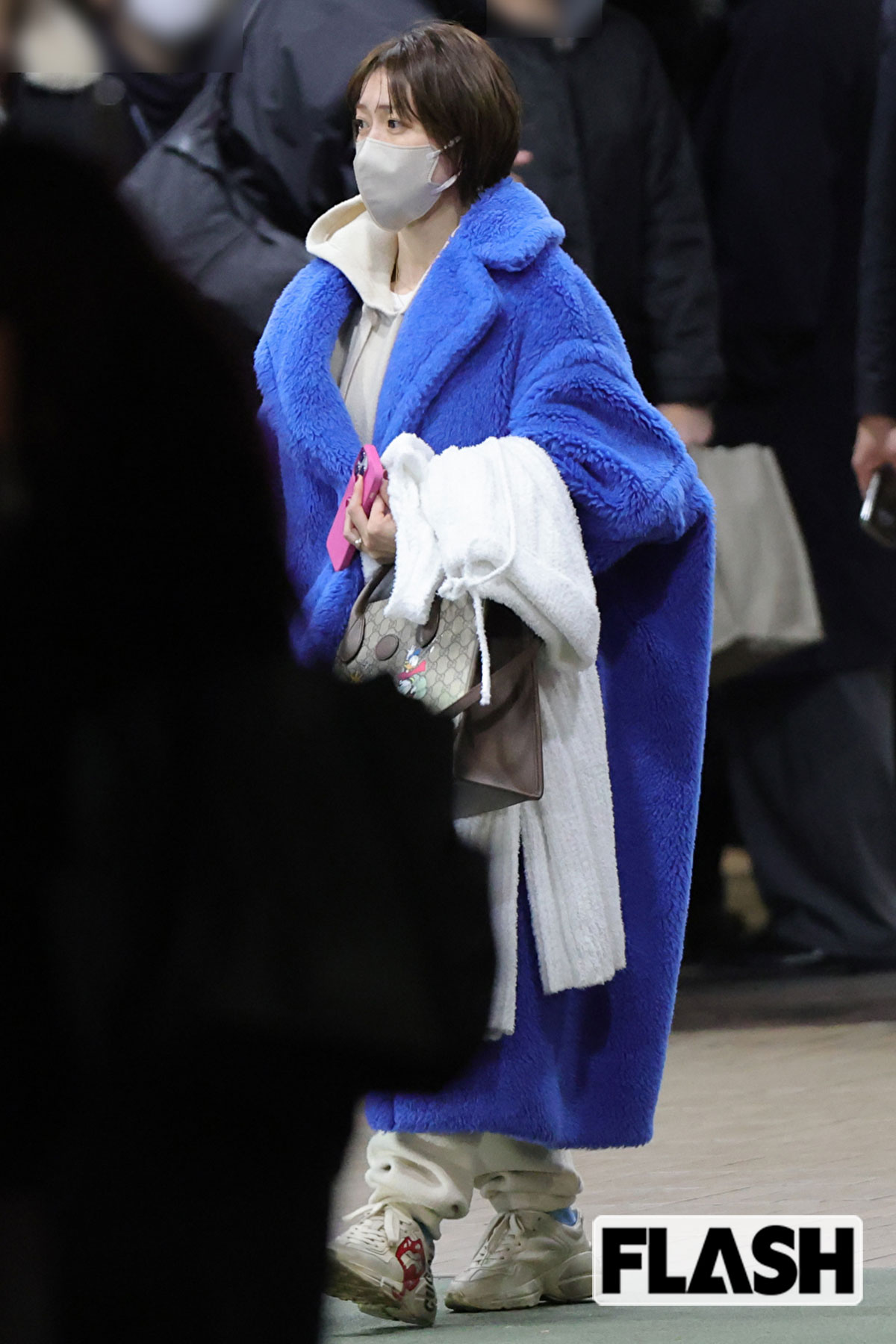 DISNEYとGUCCIのコラボバッグを持つ大島優子