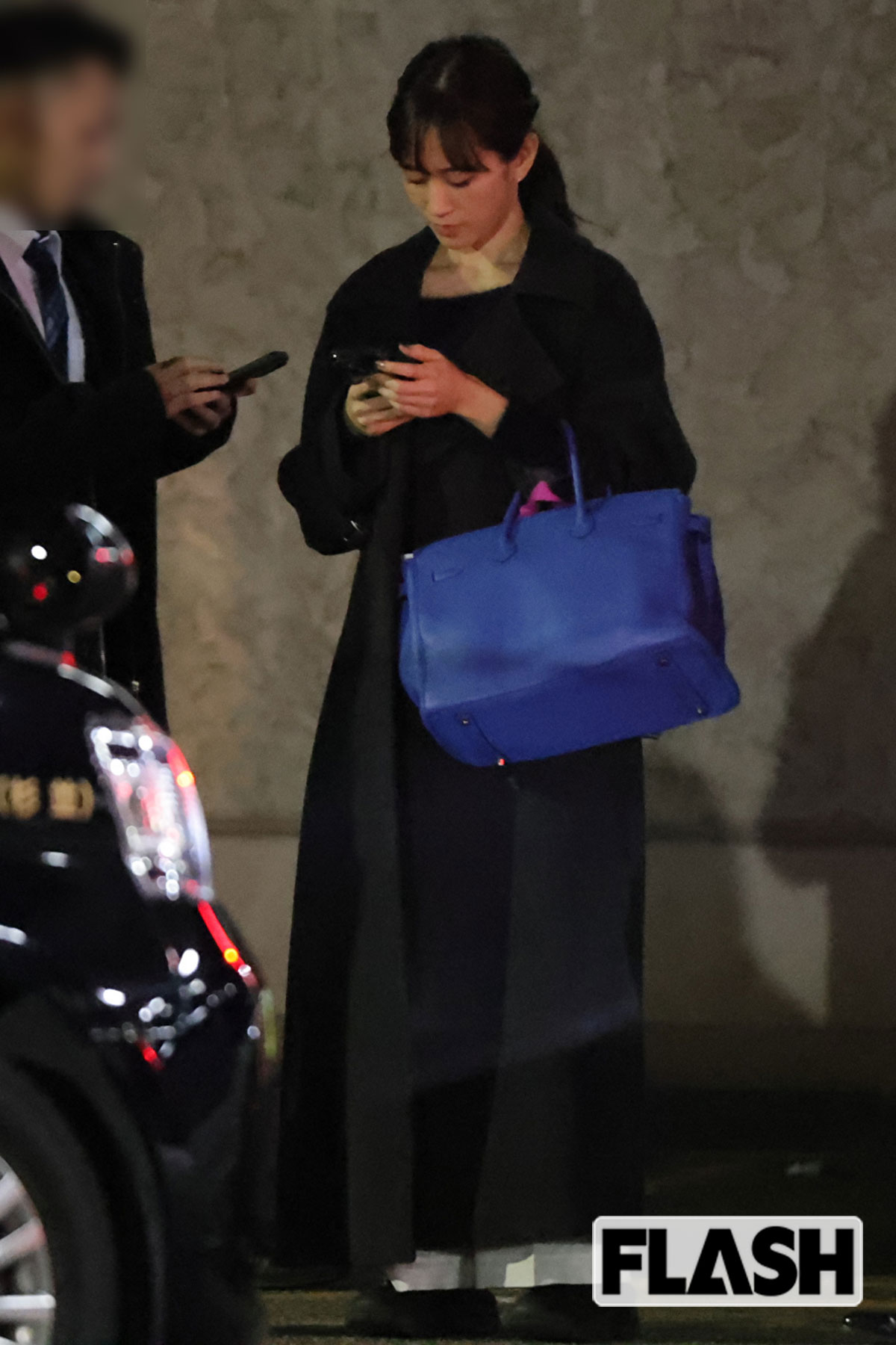 黒いコートを着た前田敦子