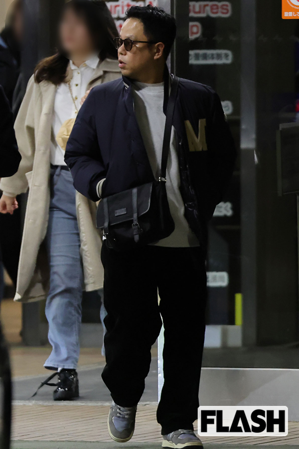 サングラスをかけ、両手をポケットに入れたダイアン津田。売れっ子芸人の風格が漂っている