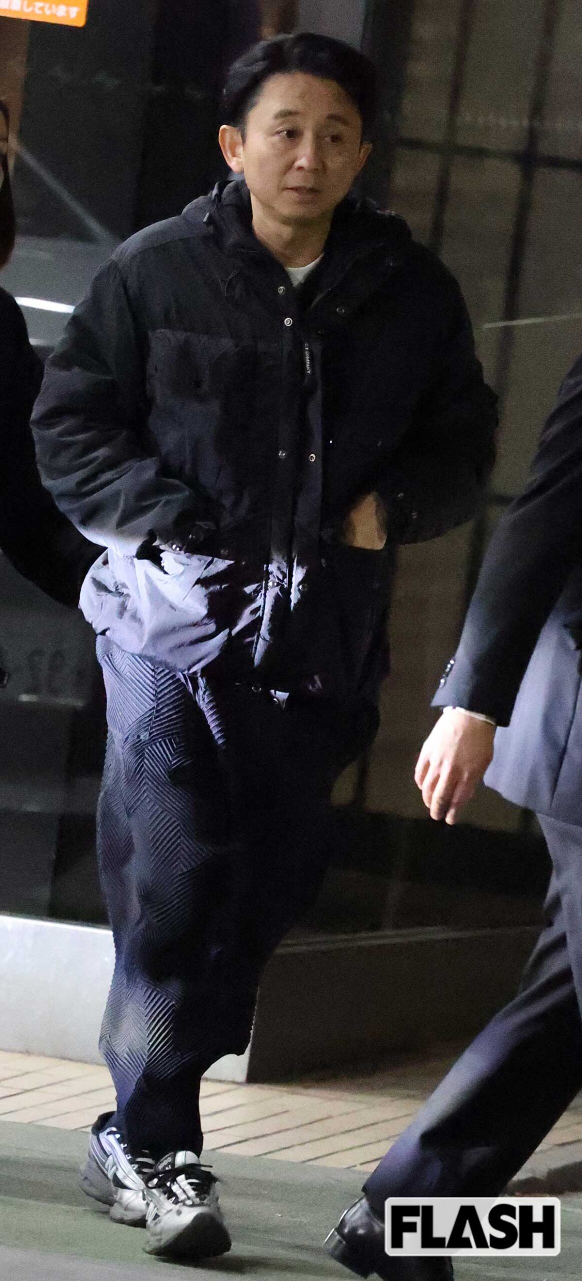 『第76回NHK紅白歌合戦』で司会をつとめた後、安堵の表情で帰宅する有吉弘行