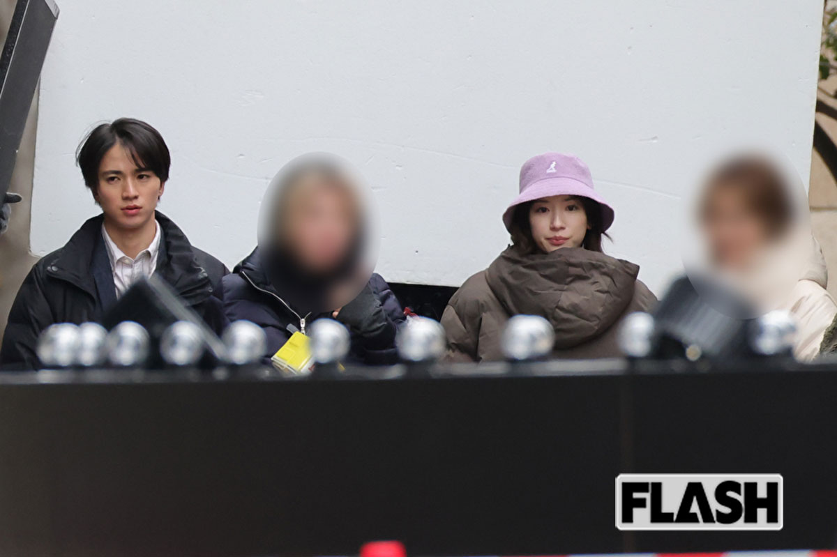 永野芽郁、田中圭の “後輩俳優” と見つめ合い…ネトフリ復帰作のロケは “雑談ゼロ” の超厳戒態勢