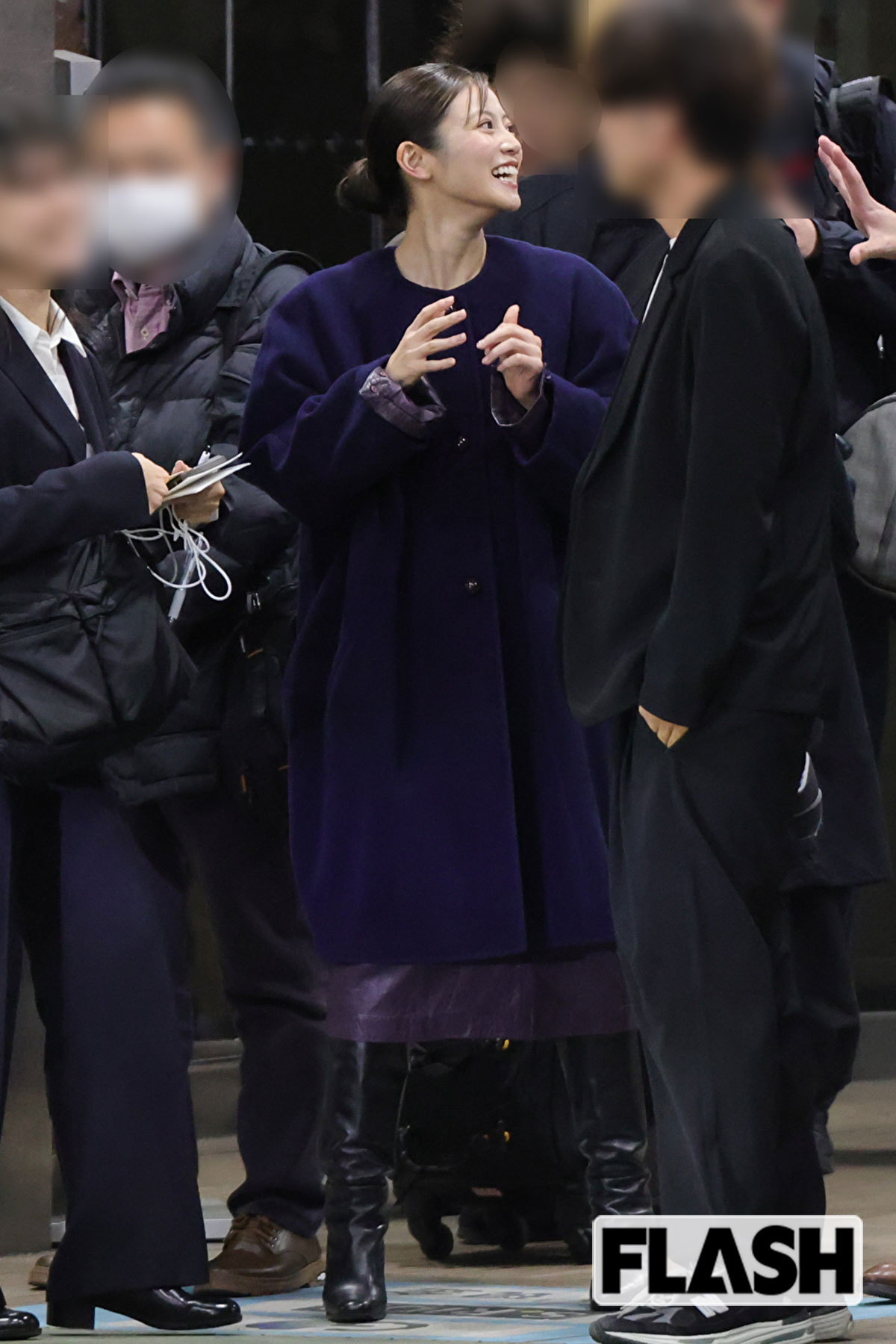 紅白で司会を務めた後、NHKから出てきた今田美桜。周囲に笑顔をふりまいていた