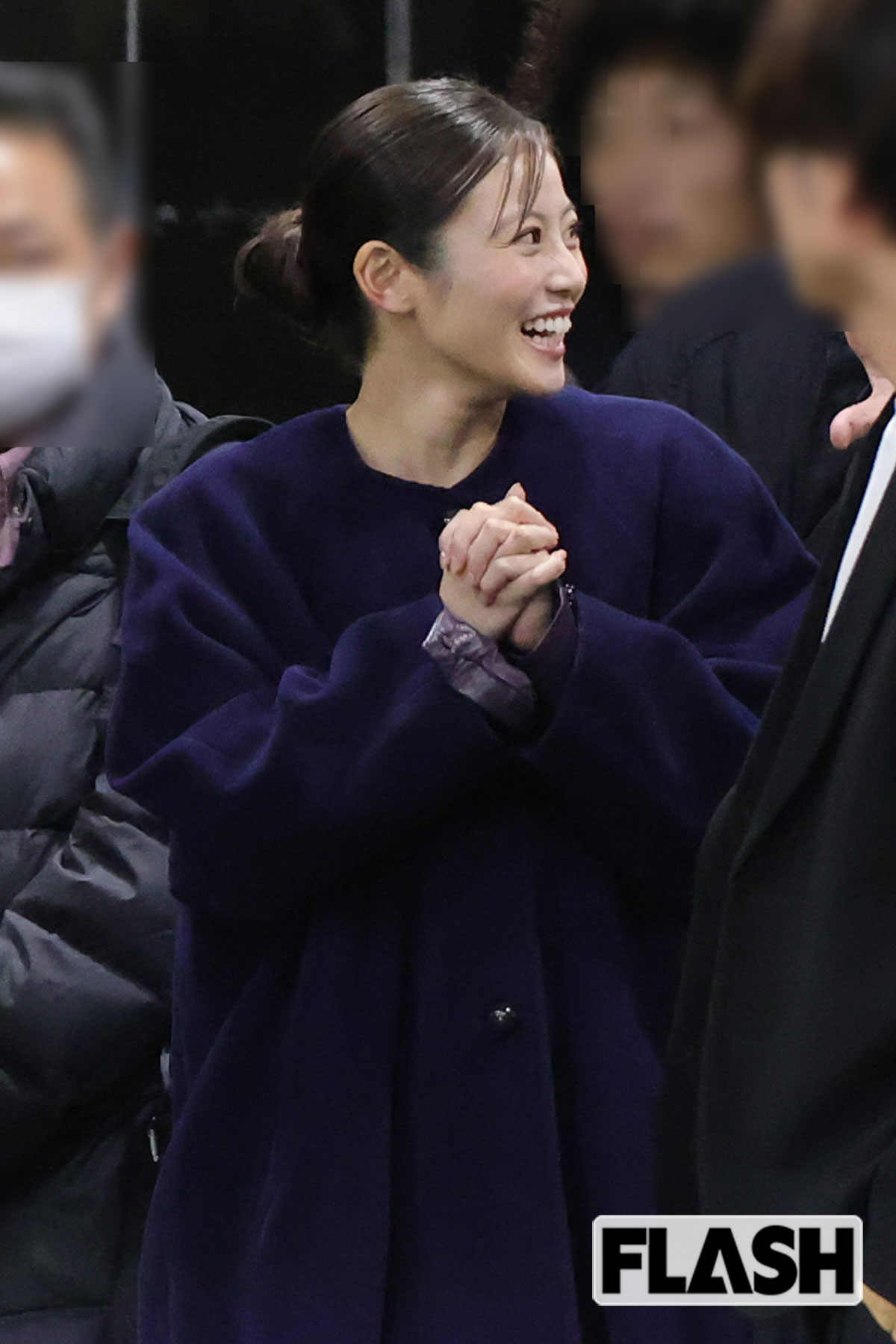 両手をにぎって大爆笑する今田美桜