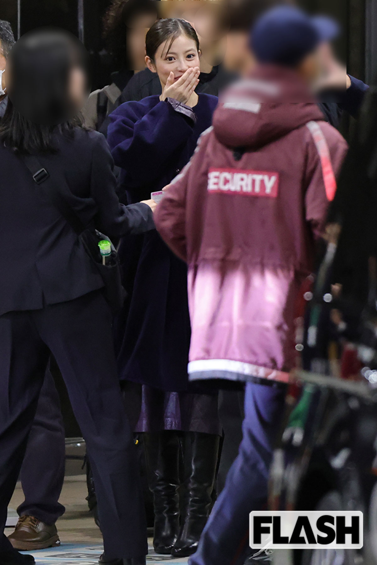 口に手を当てる今田美桜