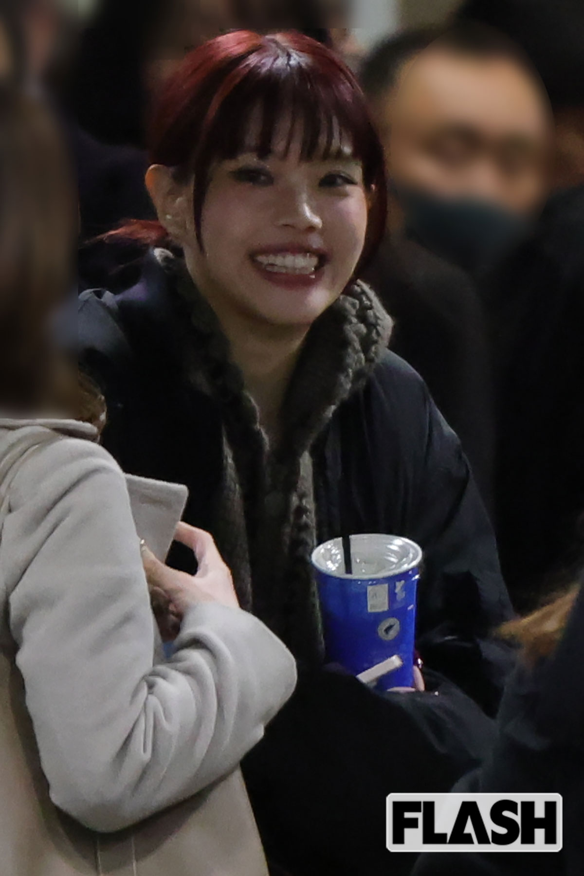 スタッフと談笑し笑顔のアイナ・ジ・エンド