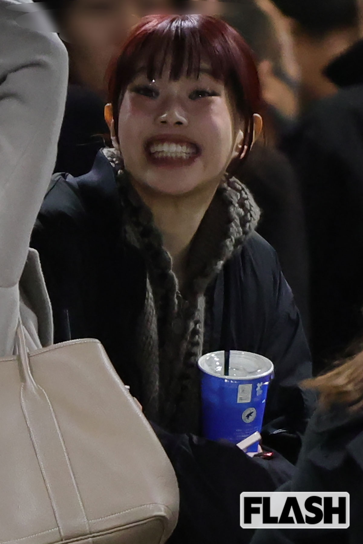 大爆笑するアイナ・ジ・エンド