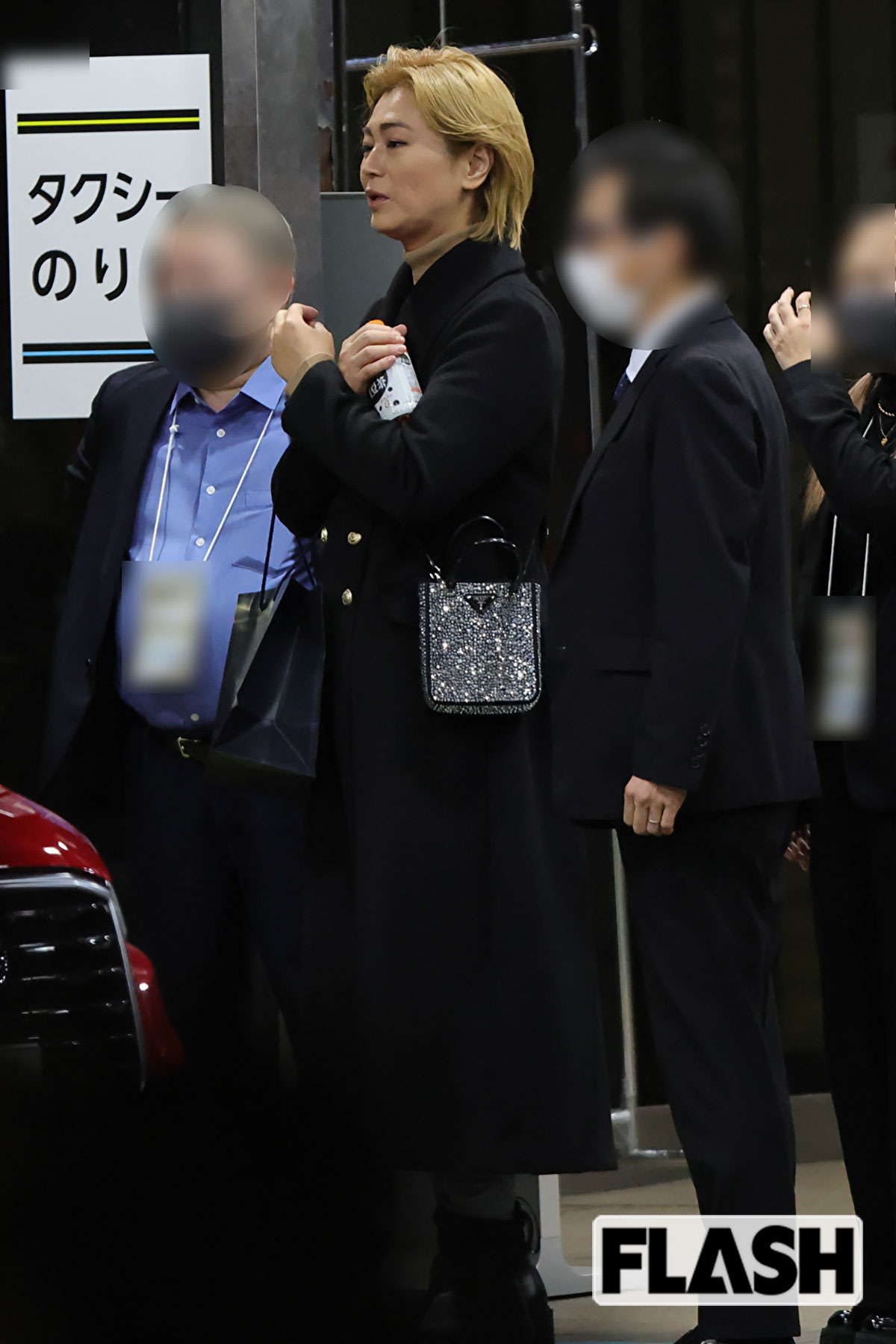 ロングコートに身を包んだ氷川きよし