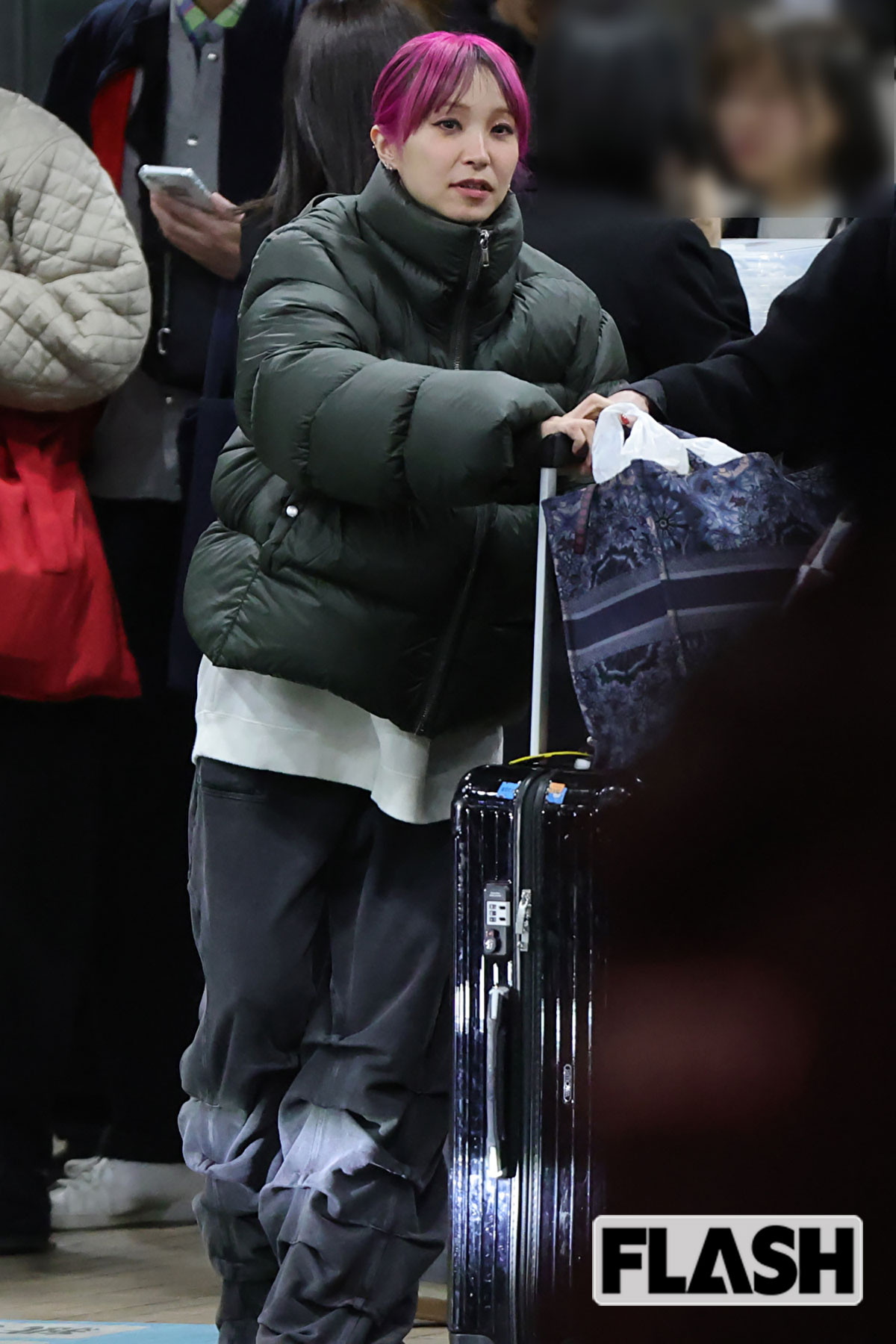 大量の荷物とダウンを着こんだLiSA