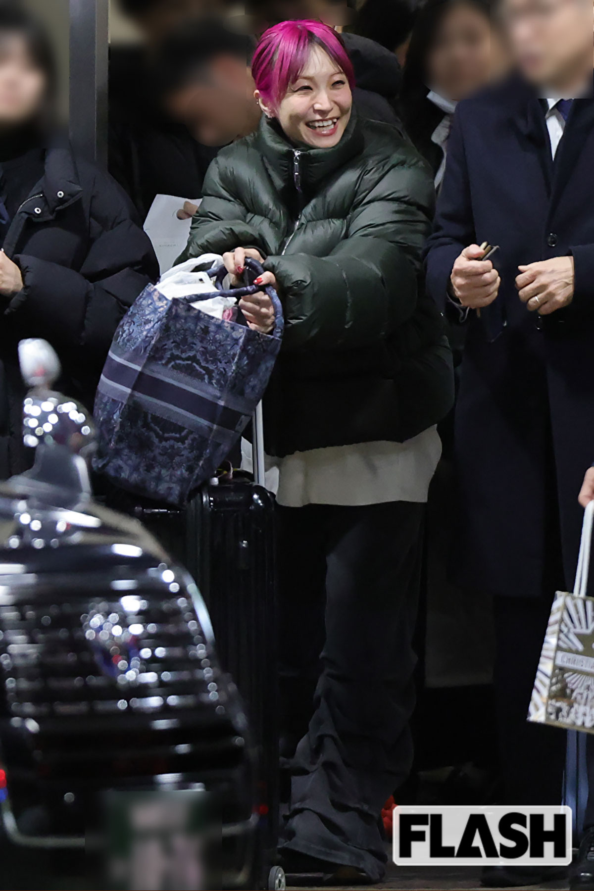 鮮やかなピンクの髪色が目立つLisa