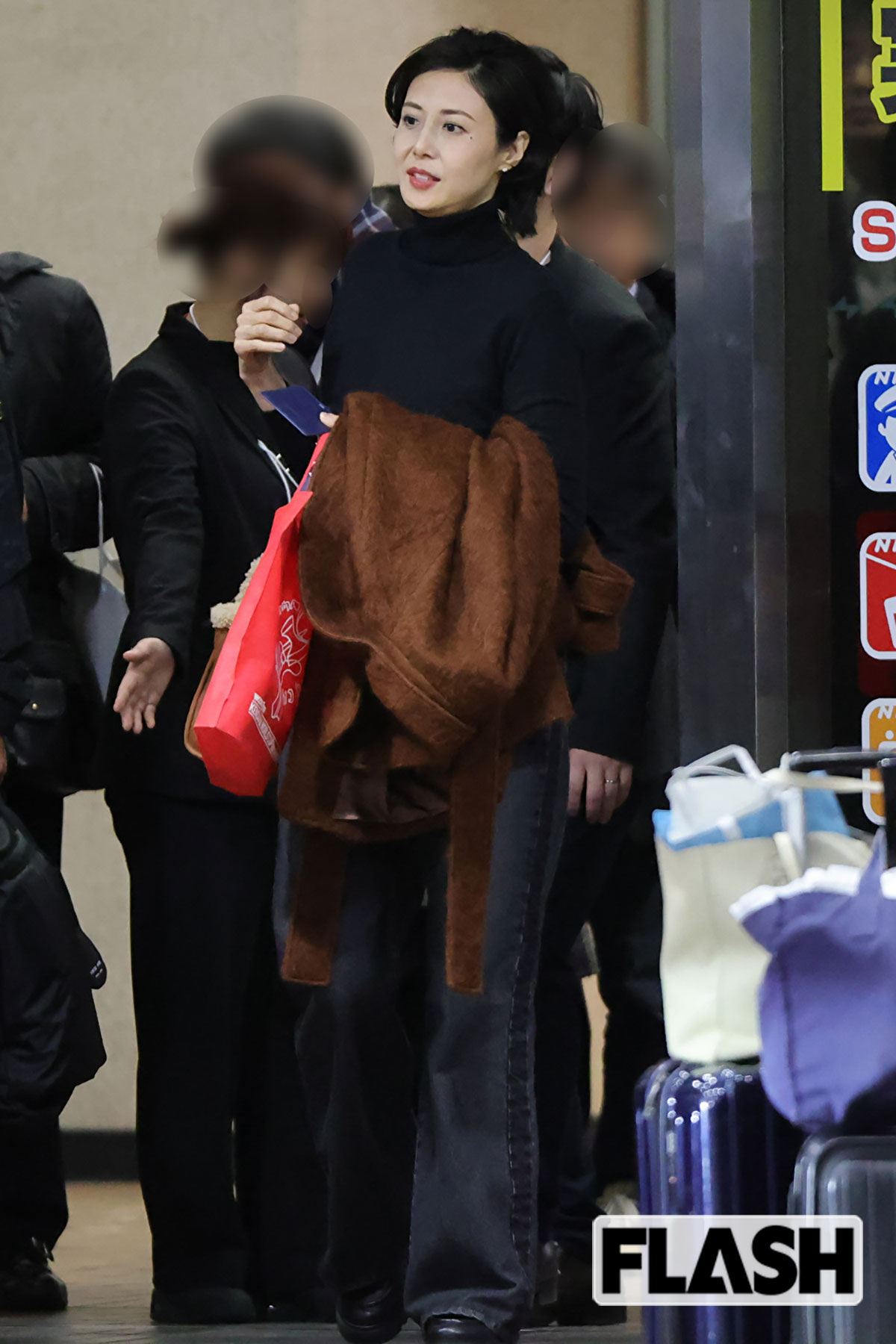 コートを手にかけて颯爽とNHKを出る松嶋菜々子