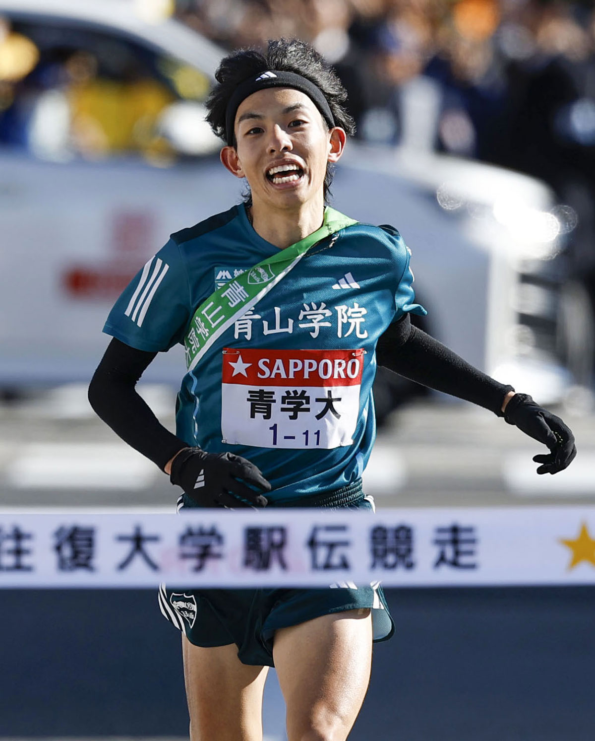 早稲田大学の監督が乗車する運営管理車にガッツポーズを見せて物議を醸した青学主将・黒田朝日（写真・共同通信）