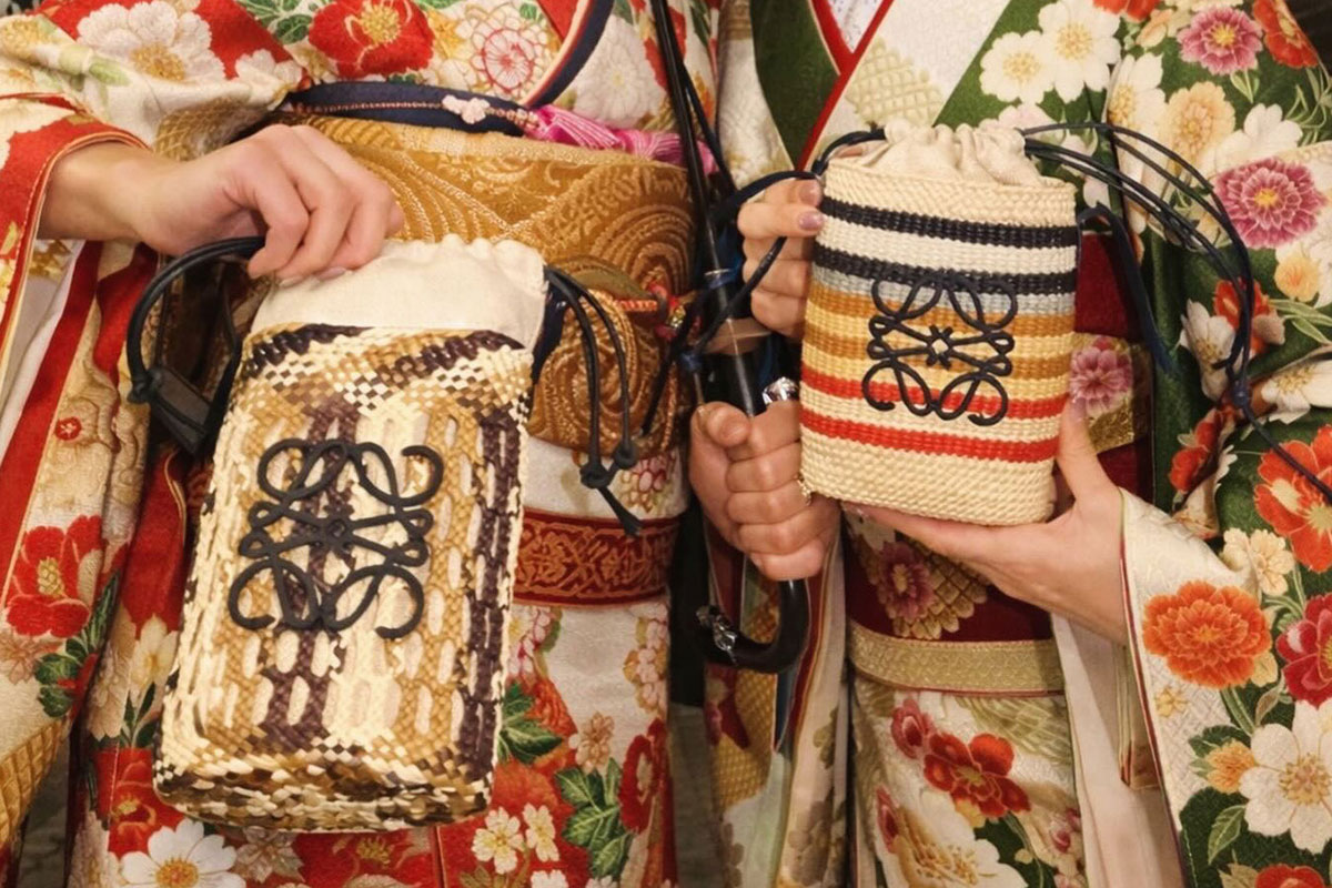 不自然な指の数が指摘されている吉田沙保里の着物写真（本人Instagramより。当該部分を切り取っています）