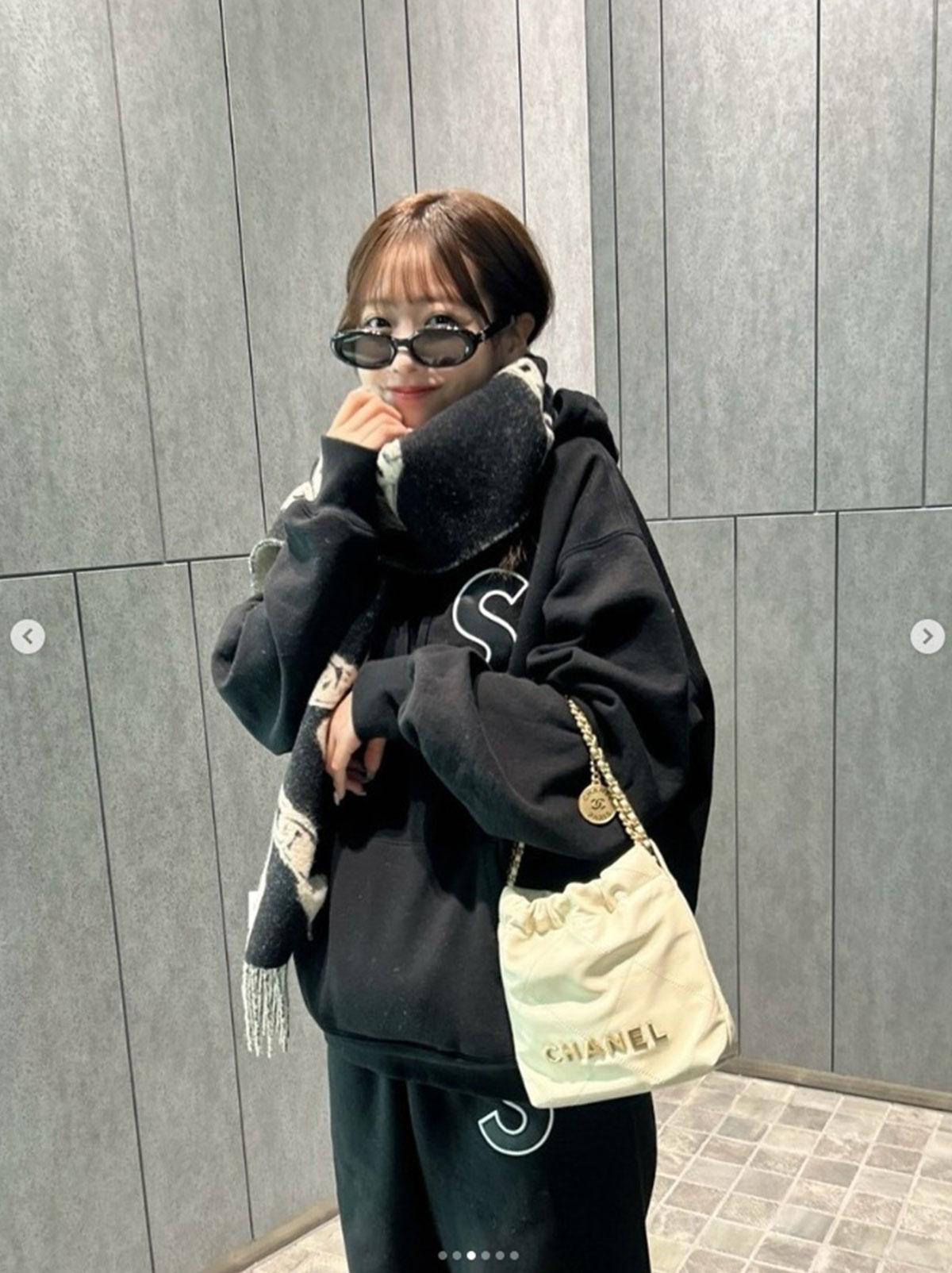 ラフなスタイルながらCHANELのバッグを使いこなす櫻井優衣に絶賛の声が相次いだ（写真・本人Instagramより）