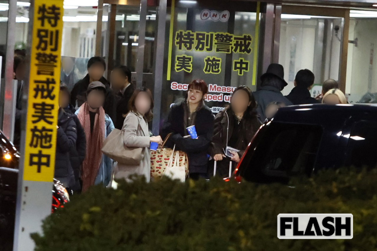 『革命道中 - On The Way』を披露したアイナ・ジ・エンド（写真・金谷千治）