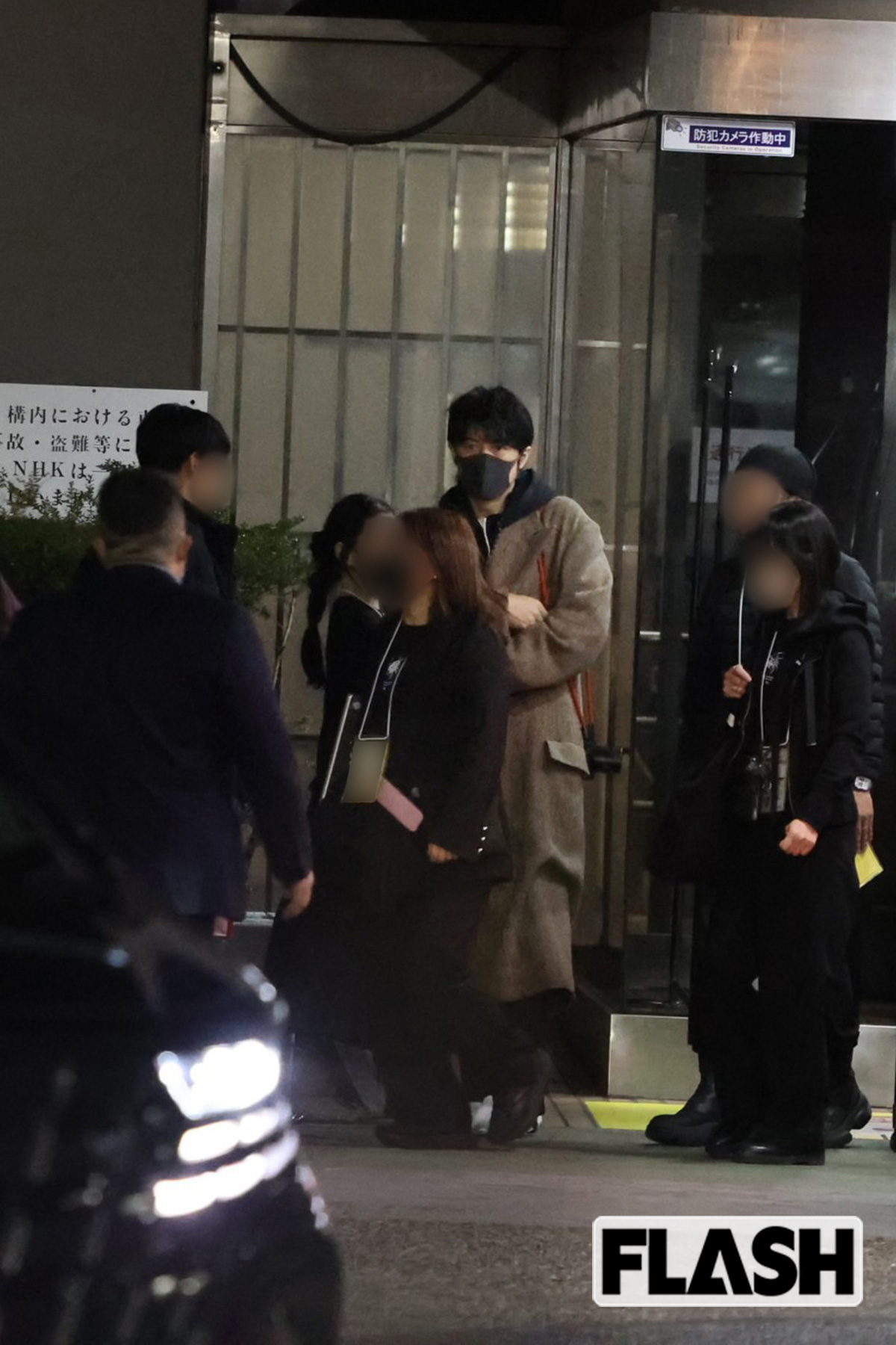 稲葉浩志とのコラボ曲を披露した福山雅治。肩に掛けたカメラは、福山のSNSにも登場する愛用品（写真・金谷千治）