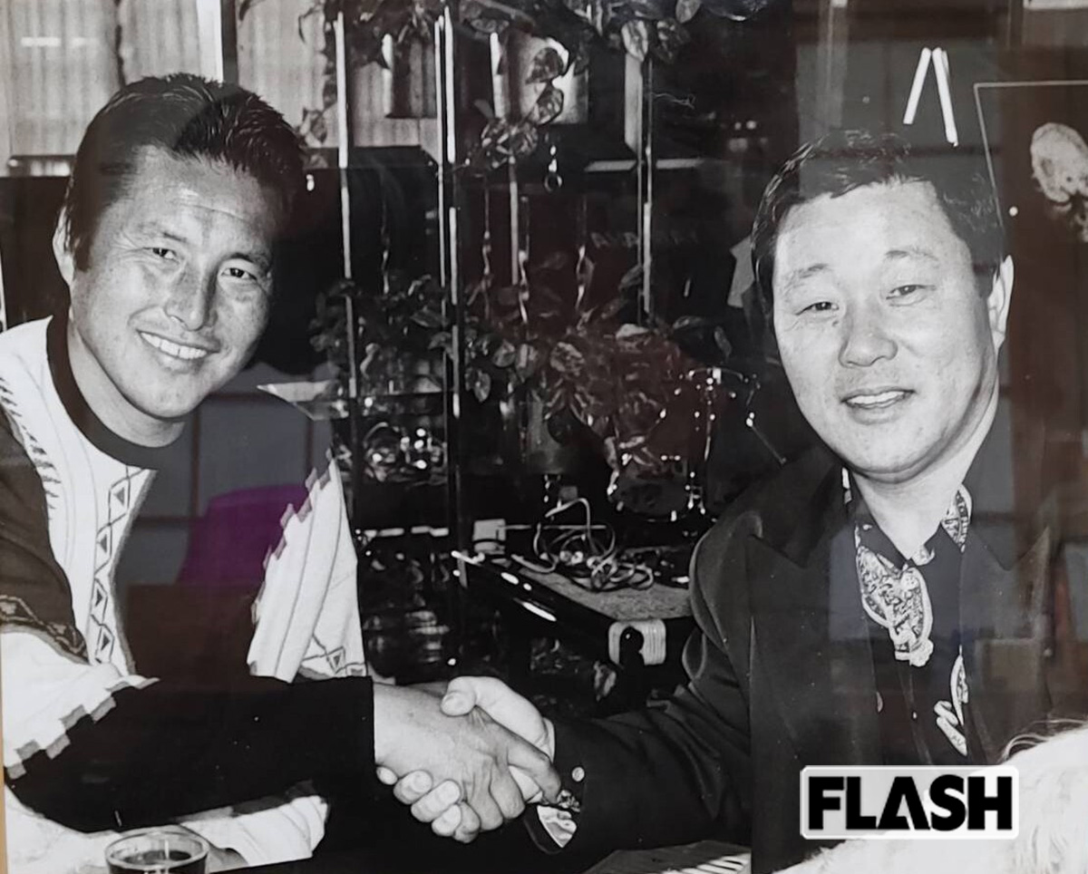 尾崎将司さん（左）となべおさみは50年以上の親交があった（写真・なべおさみ提供）