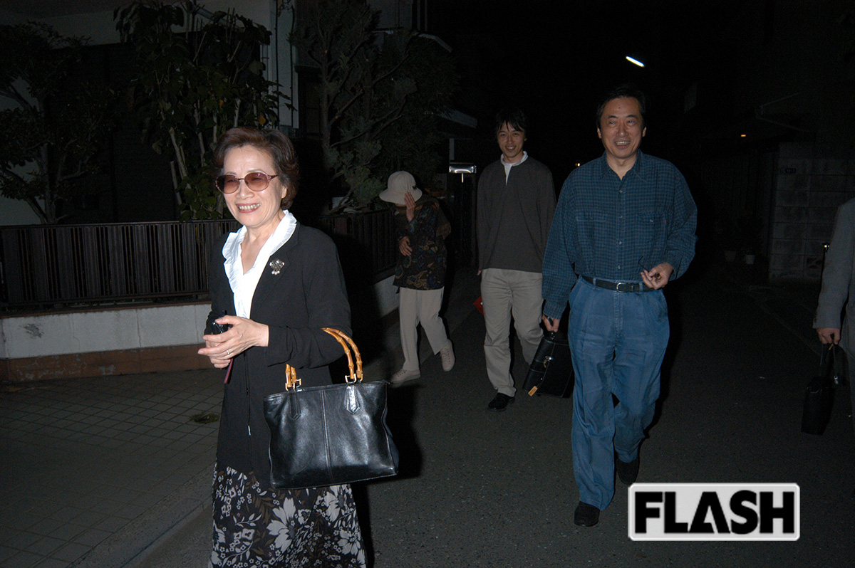 菅伸子さん、一人おいて長男の源太郎氏、菅直人元首相（2004年）