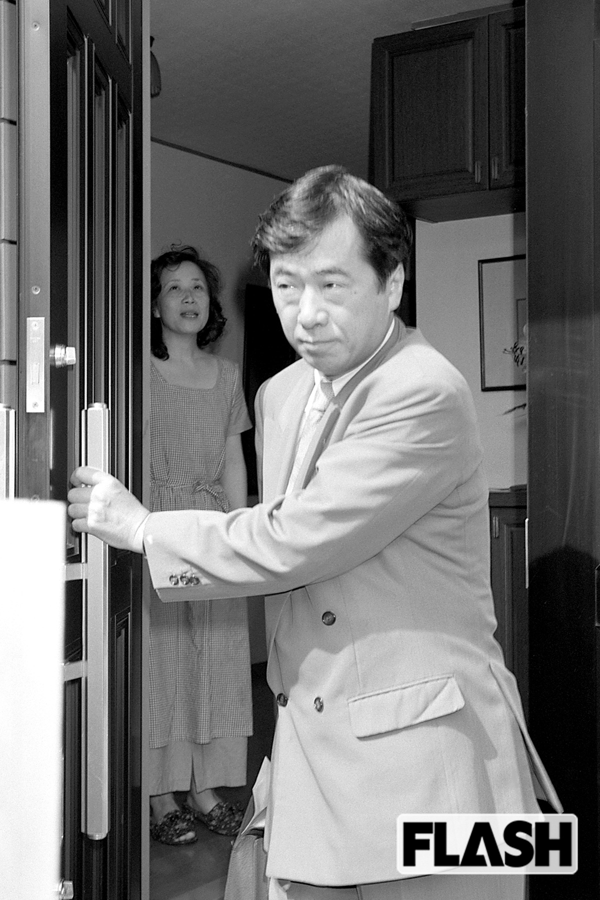 1996年、当時厚生大臣だった菅直人氏を見送る伸子さん（写真・伊藤 修）