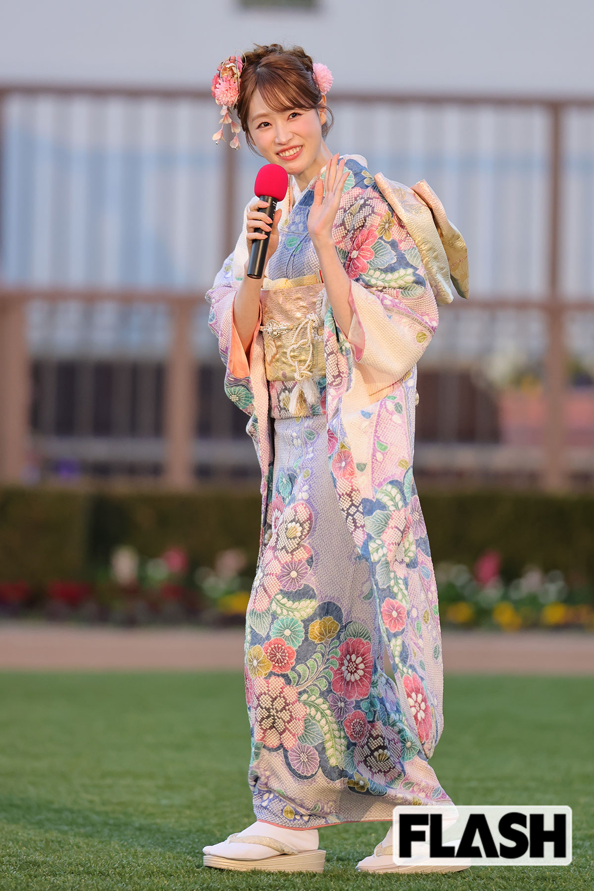 歓喜に沸くファンに手を振る髙橋ひかる