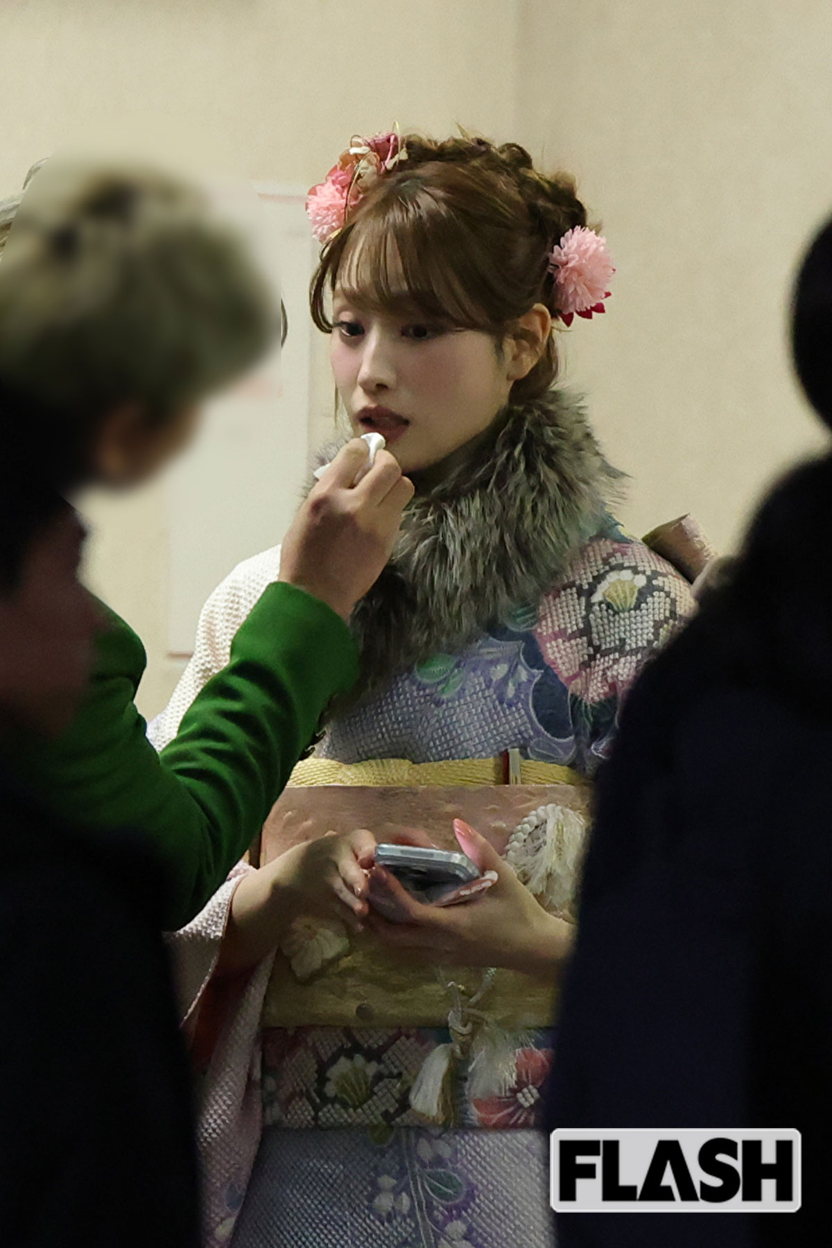 メイクをなおしてもらう髙橋ひかる