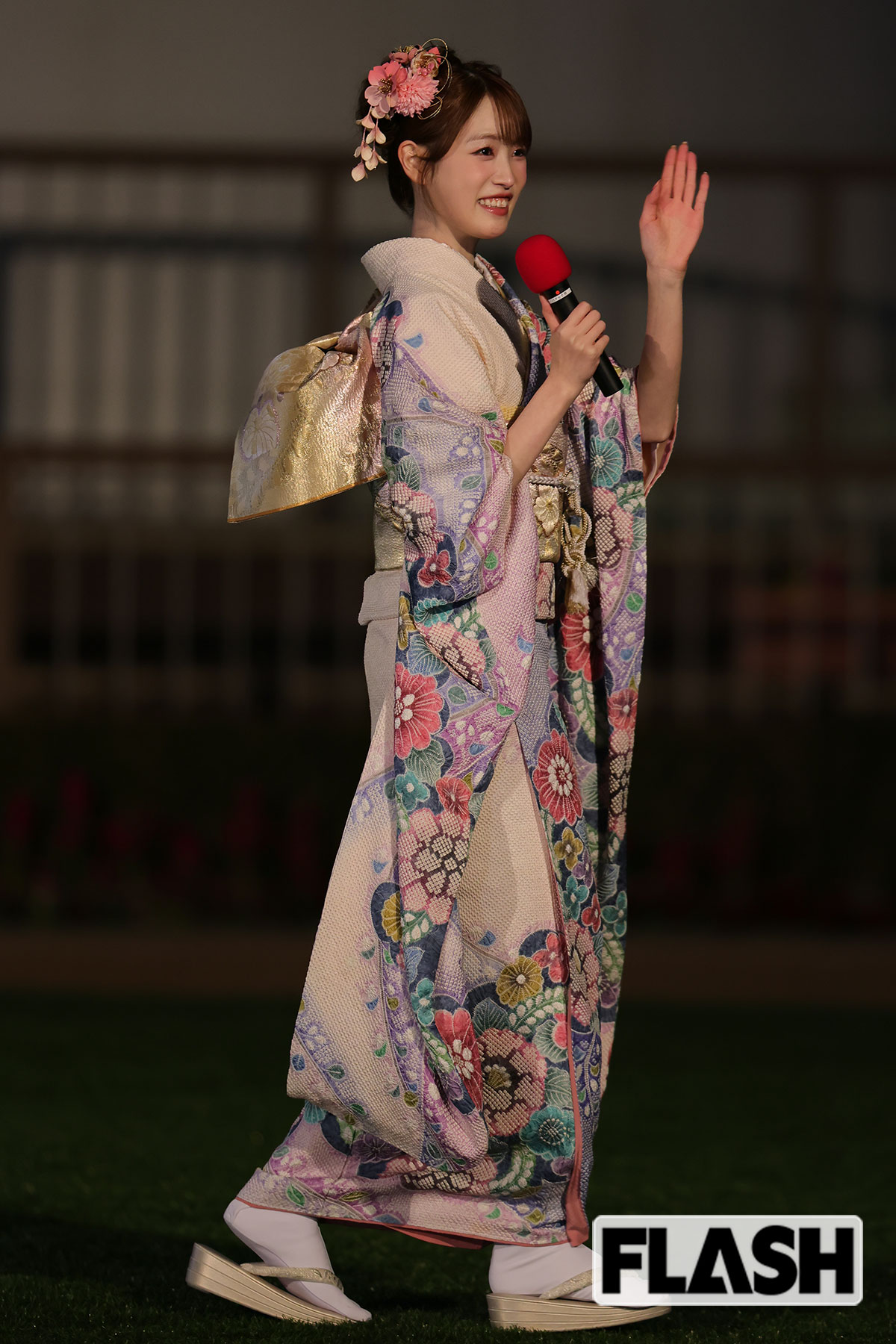 片手をあげて登壇する髙橋ひかる