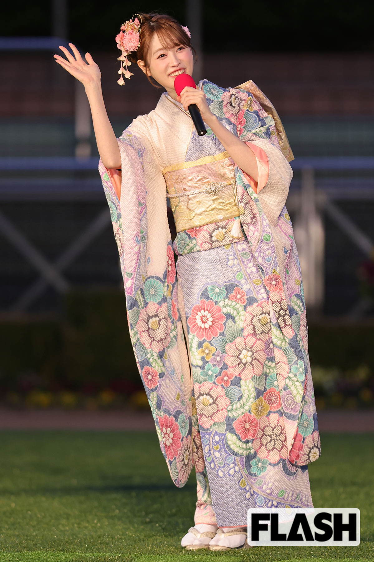 競馬場を初めて訪れたという髙橋ひかる