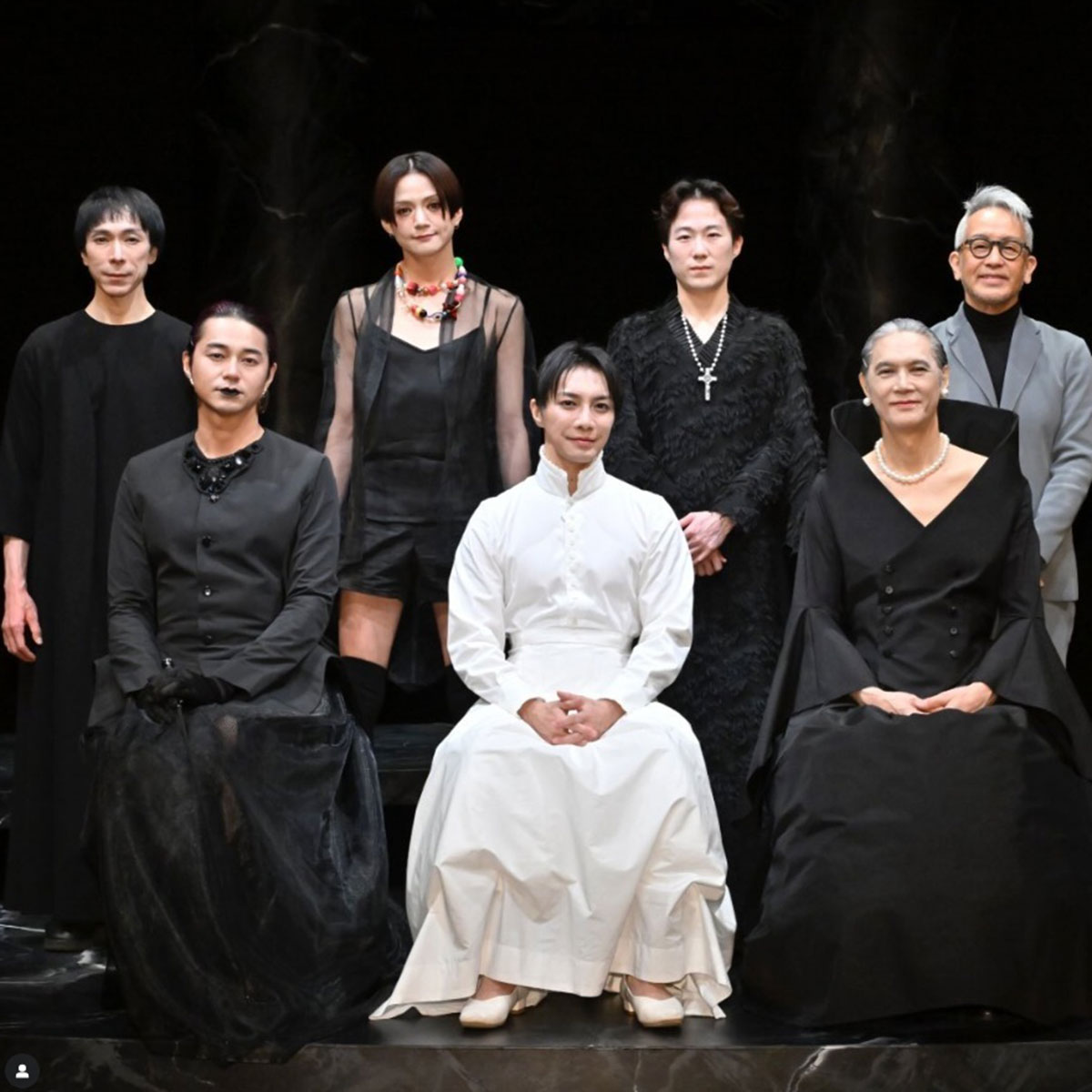 舞台『サド侯爵夫人』のゲネプロに登場した東出昌大（写真・舞台の企画制作運営tspの公式Instagramより）