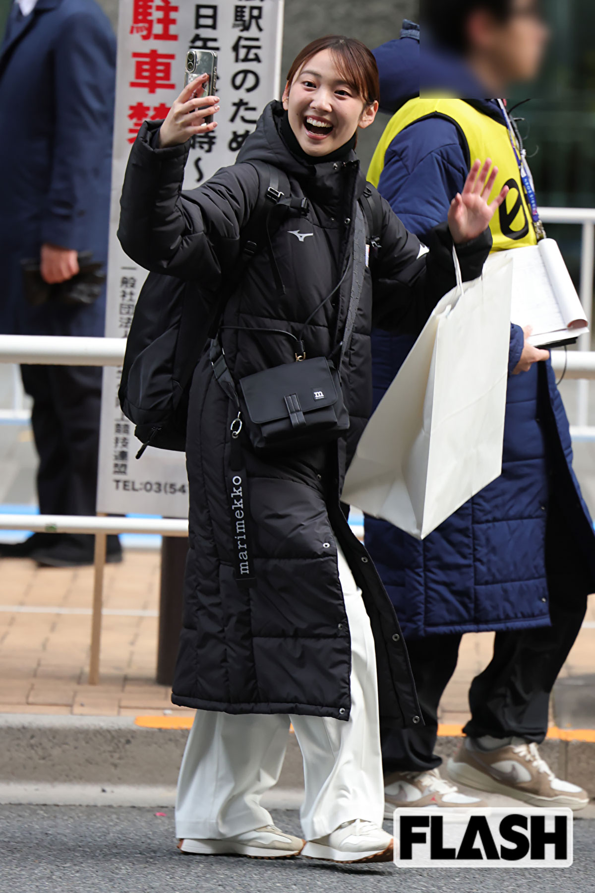 爽やかな笑顔で同僚アナやスタッフに手を振る林田美学アナ