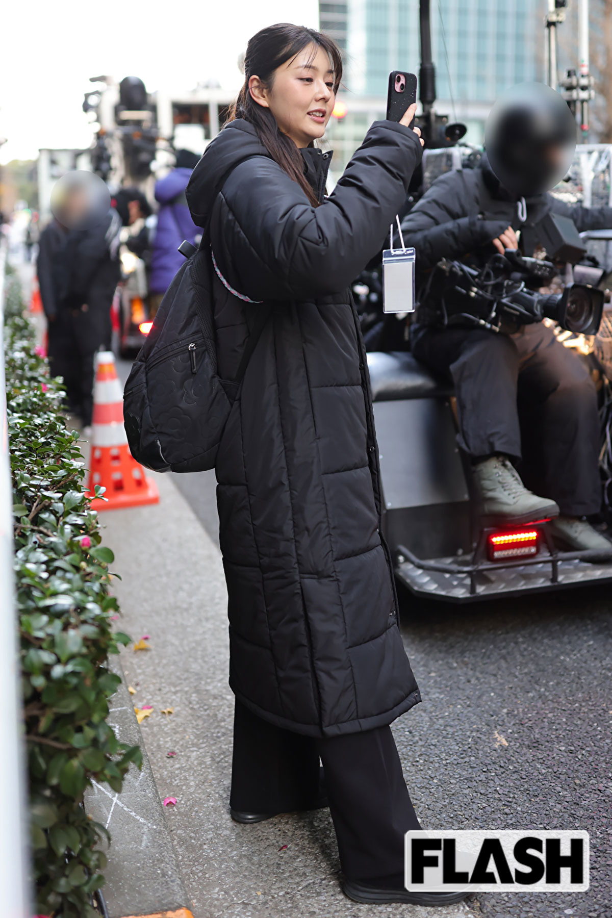 スマホを見つめる佐藤梨那アナ