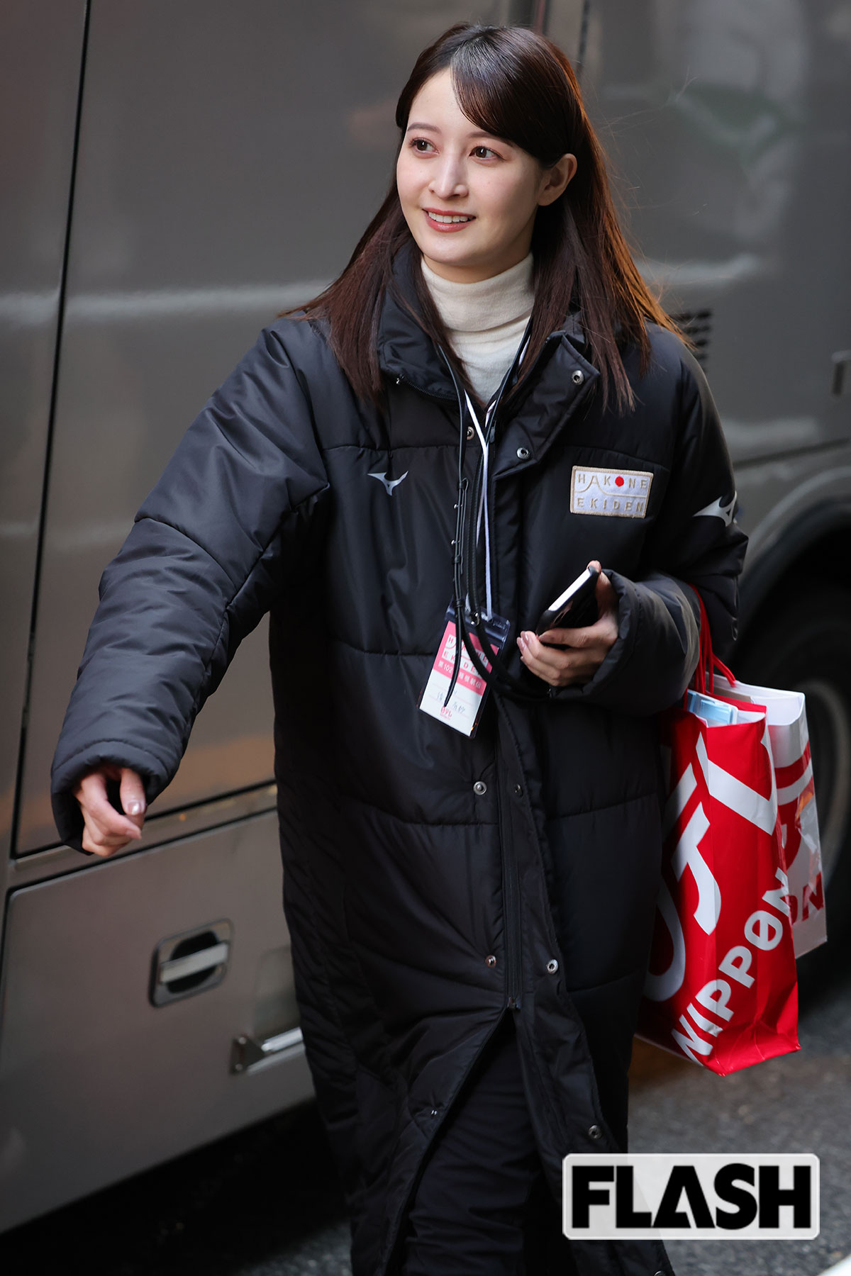 荷物を抱える後呂有紗アナ