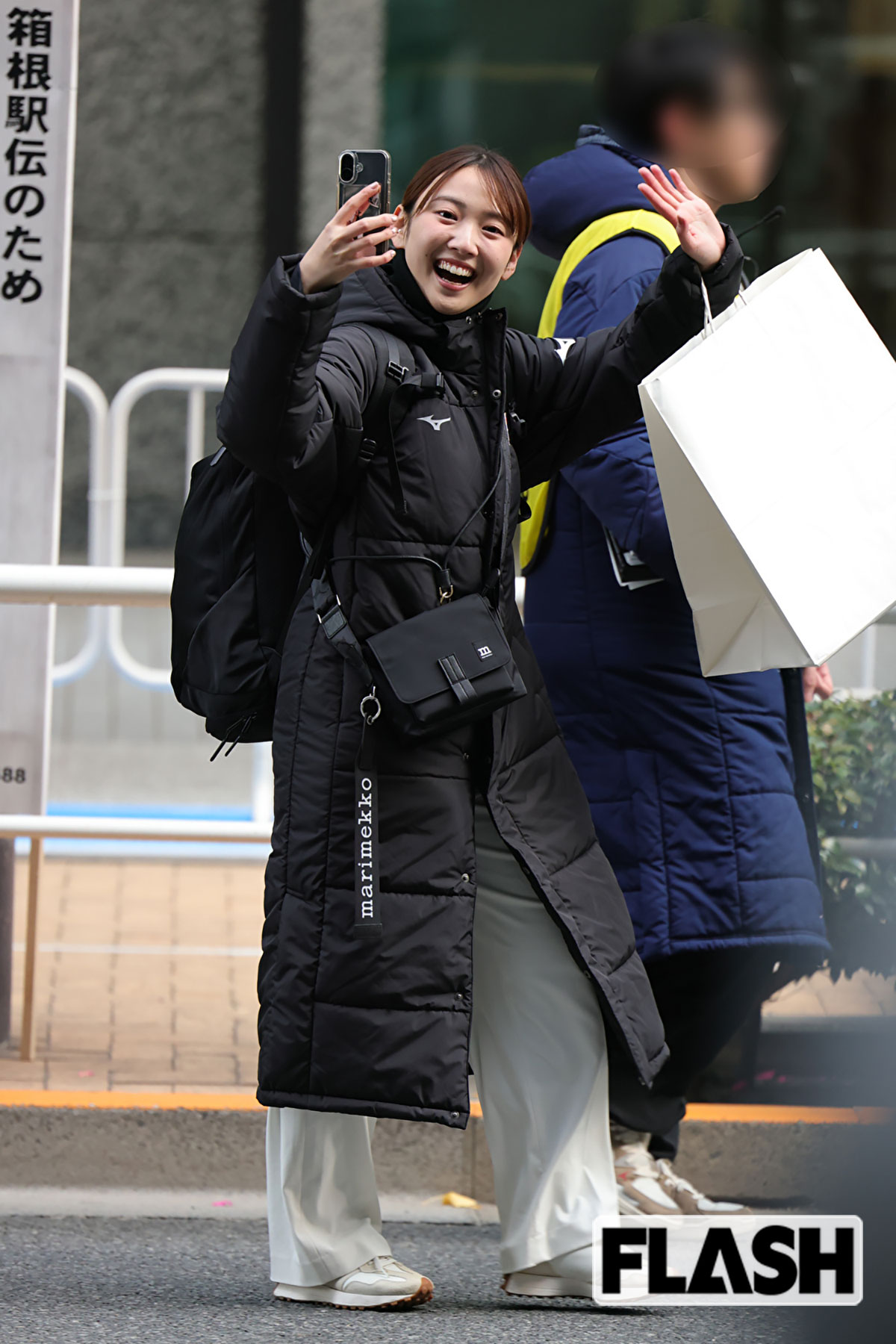 緊迫感に包まれた現場で笑顔の林田美学アナ