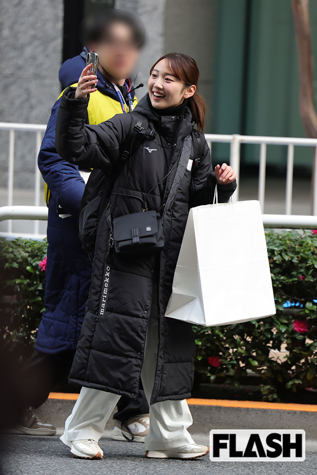 スマホで記念撮影を欠かさない林田美学アナ