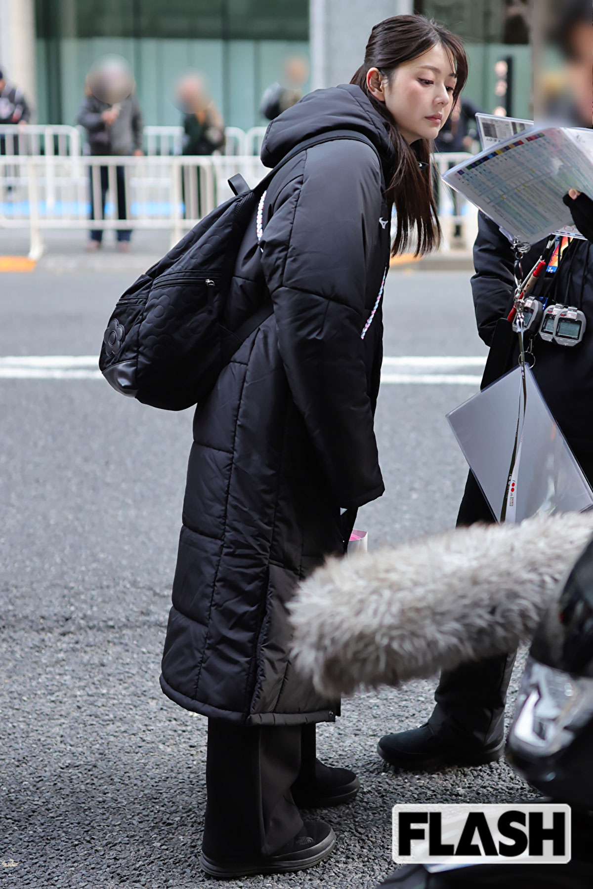 スタッフと打合せする佐藤梨那アナ